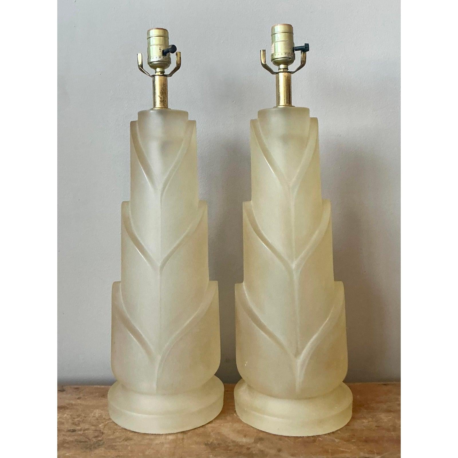 Infunde a tu interior la elegancia escultural de este raro par de lámparas de mesa vintage diseñadas por Paolo Gucci. Fabricadas en Italia durante el apogeo de la era posmoderna, estas lámparas presentan una impresionante estructura de resina