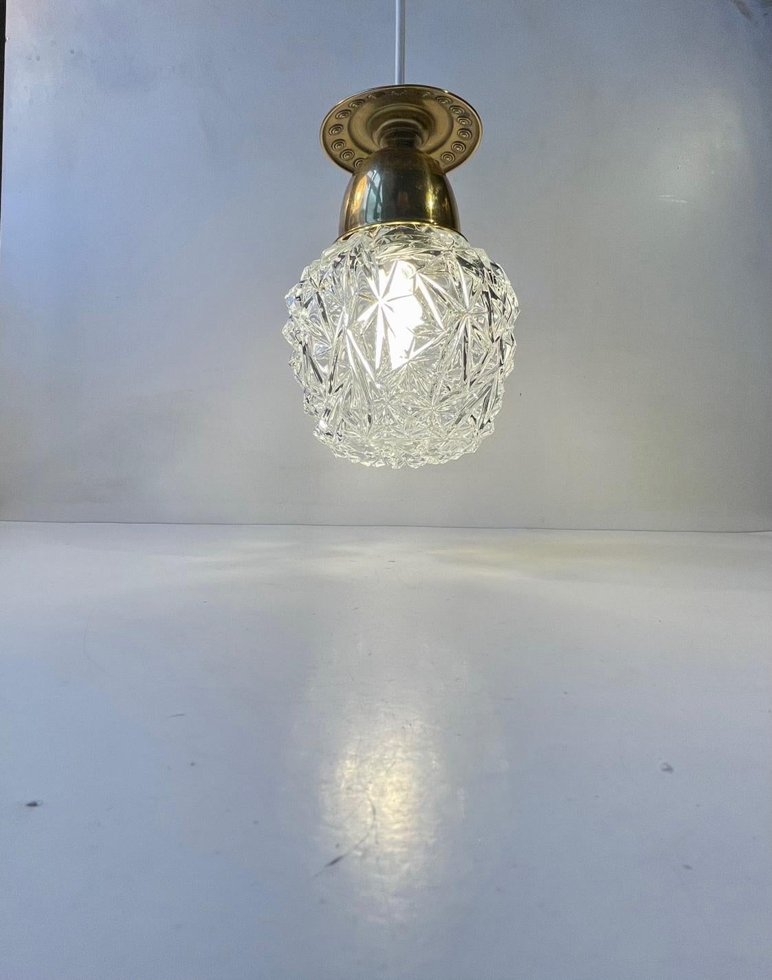 Italiano Vintage Italian Lamp in vetro pressato e ottone, anni '60 in vendita