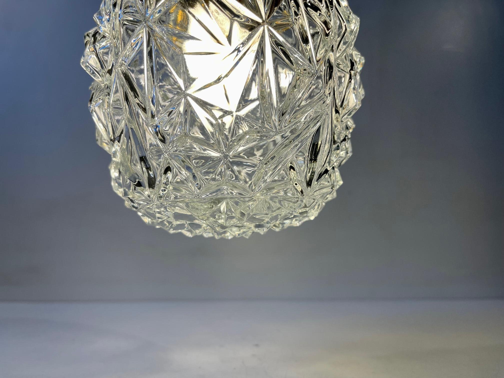 Milieu du XXe siècle Lampe à suspension italienne vintage en verre pressé et laiton, années 1960 en vente