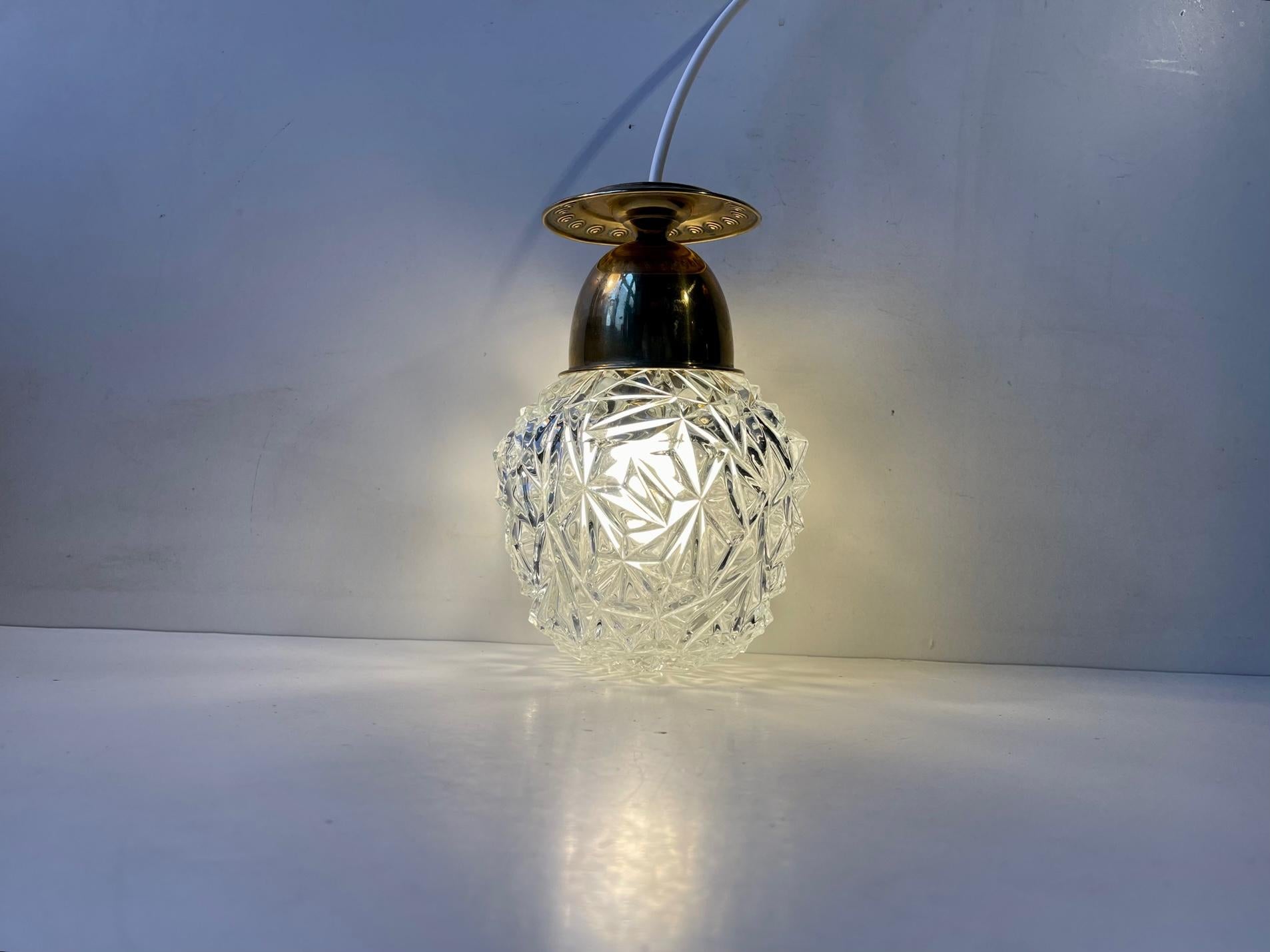 Lampe à suspension italienne vintage en verre pressé et laiton, années 1960 en vente 1