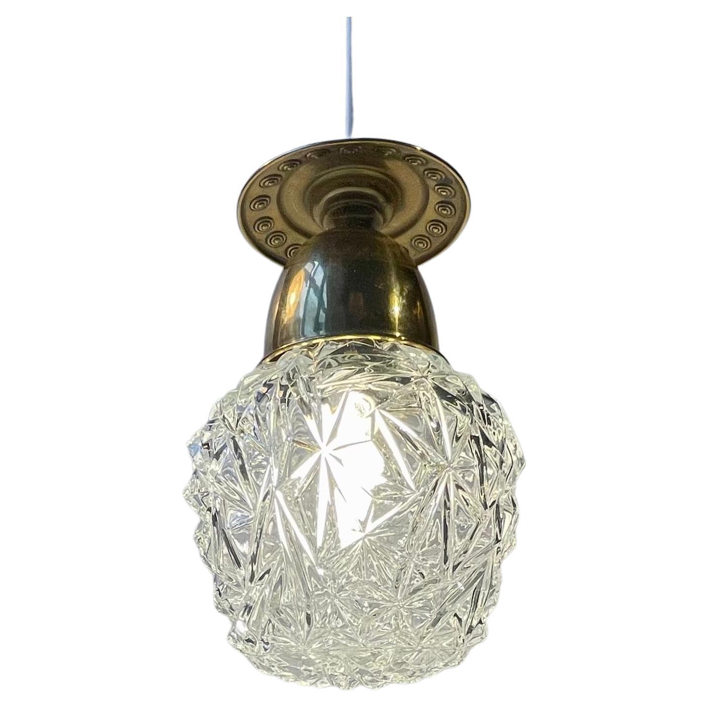 Lampe à suspension italienne vintage en verre pressé et laiton, années 1960 en vente