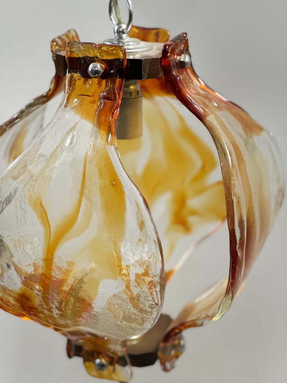 Pendentif vintage italien en verre de Murano clair et ambré avec cadre chromé par Mazzega. Fabriqué en Italie, c. I.C.
Dimensions (à partir de la canopée)
21 