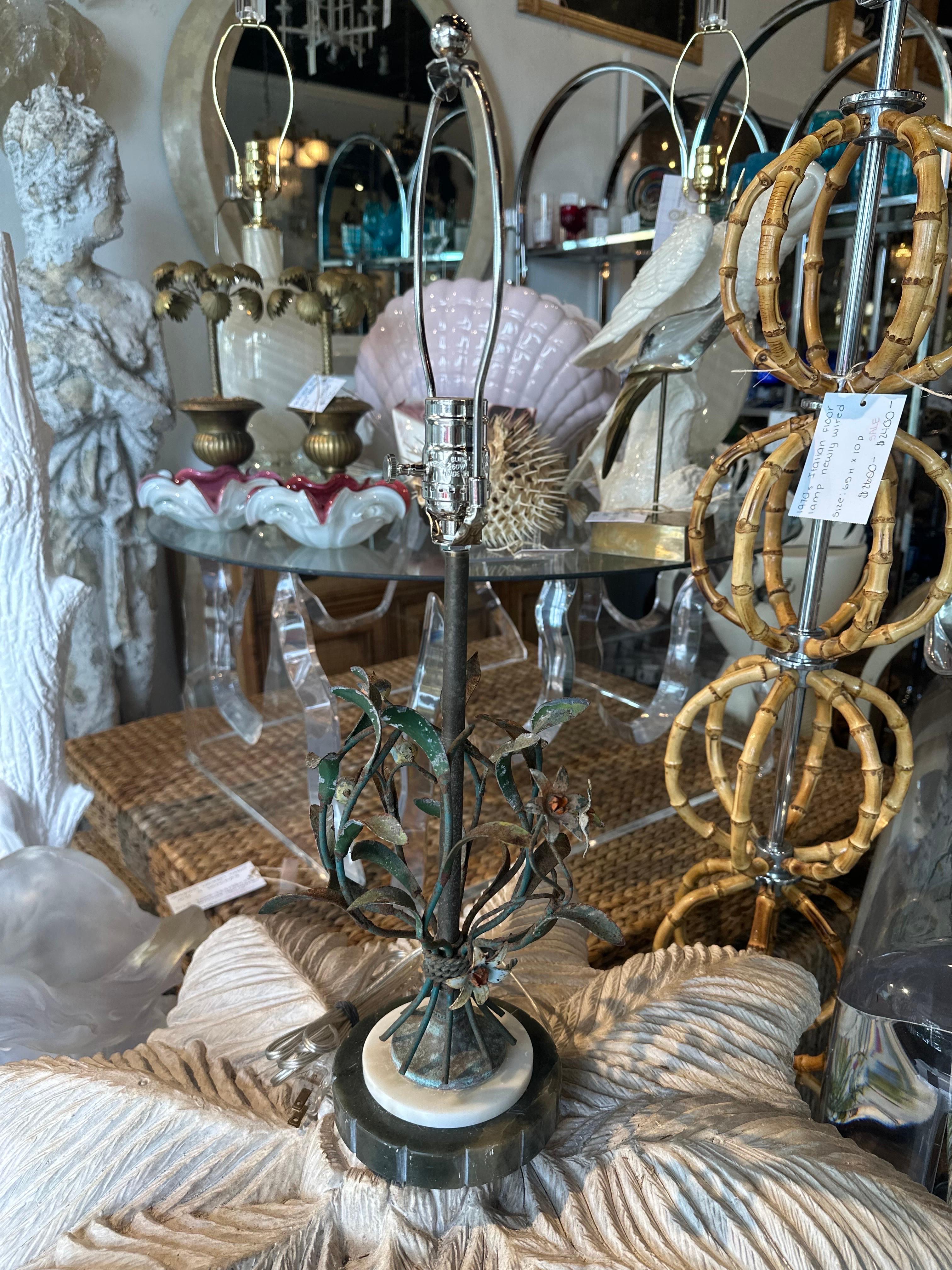 Italienische kleine Vintage-Blumen-Tischlampe aus Metall in Zinn, Marmor, neu verdrahtet  im Angebot 5