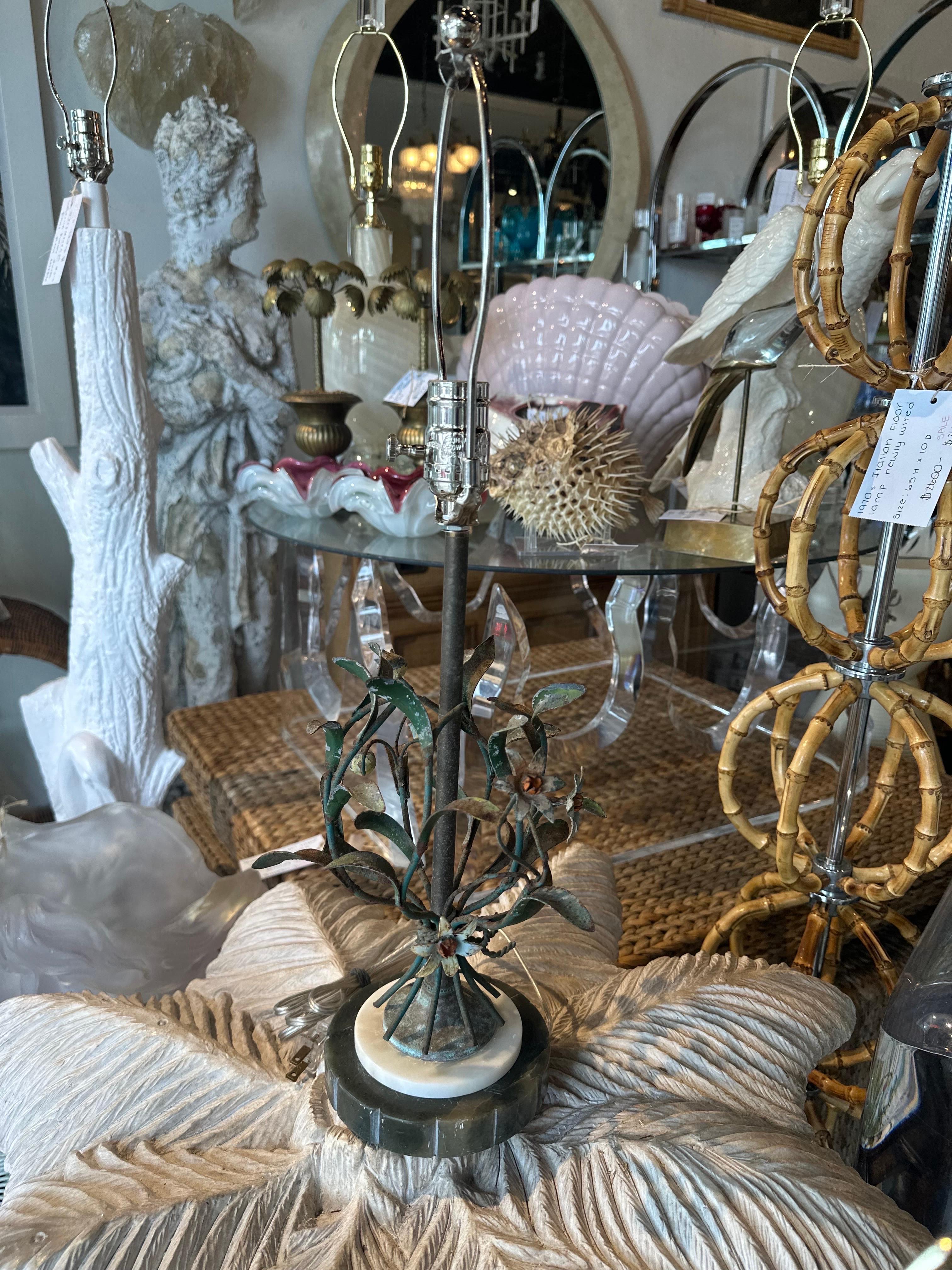 Italienische kleine Vintage-Blumen-Tischlampe aus Metall in Zinn, Marmor, neu verdrahtet  im Angebot 6