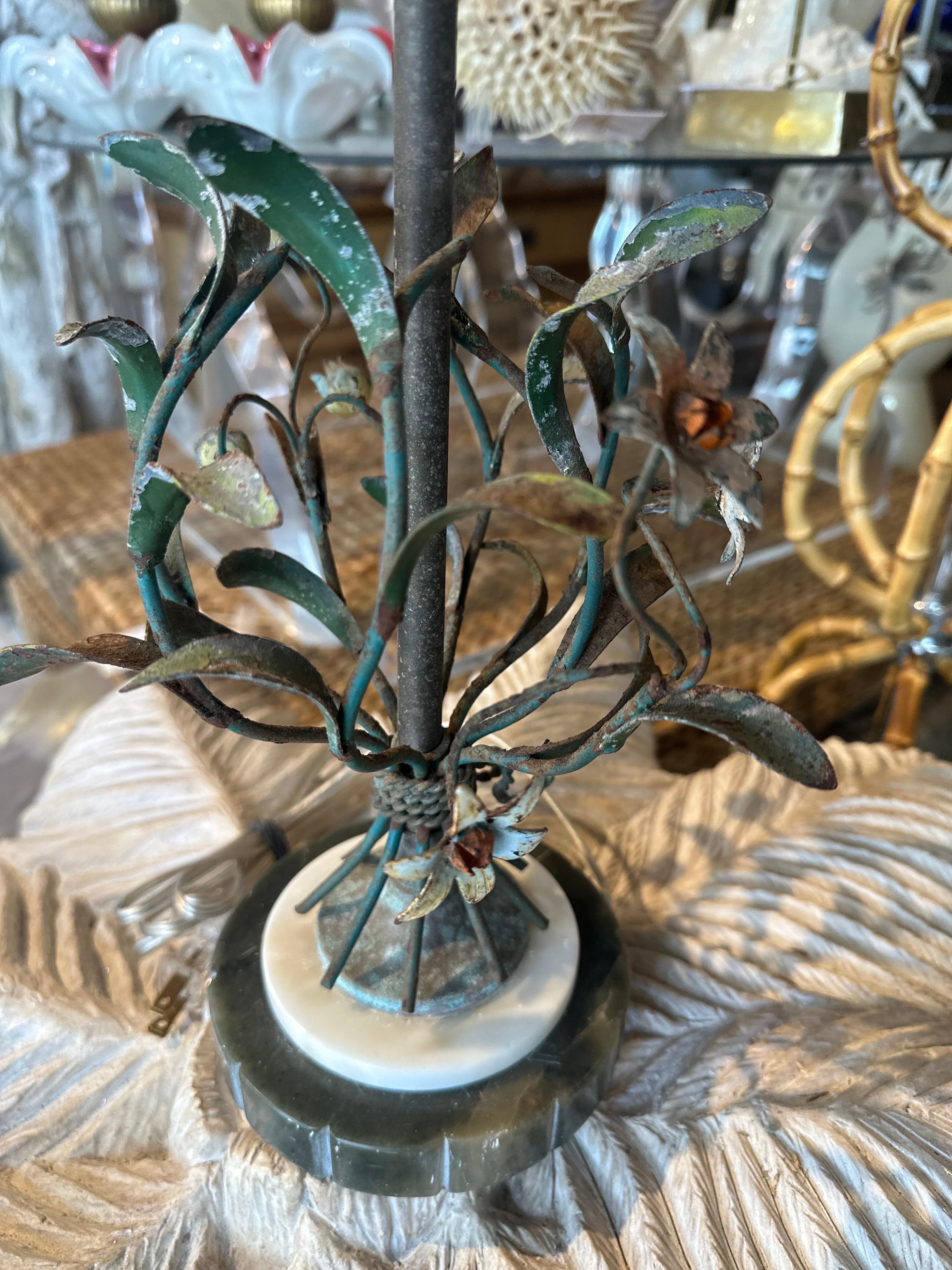 Italienische kleine Vintage-Blumen-Tischlampe aus Metall in Zinn, Marmor, neu verdrahtet  im Angebot 1