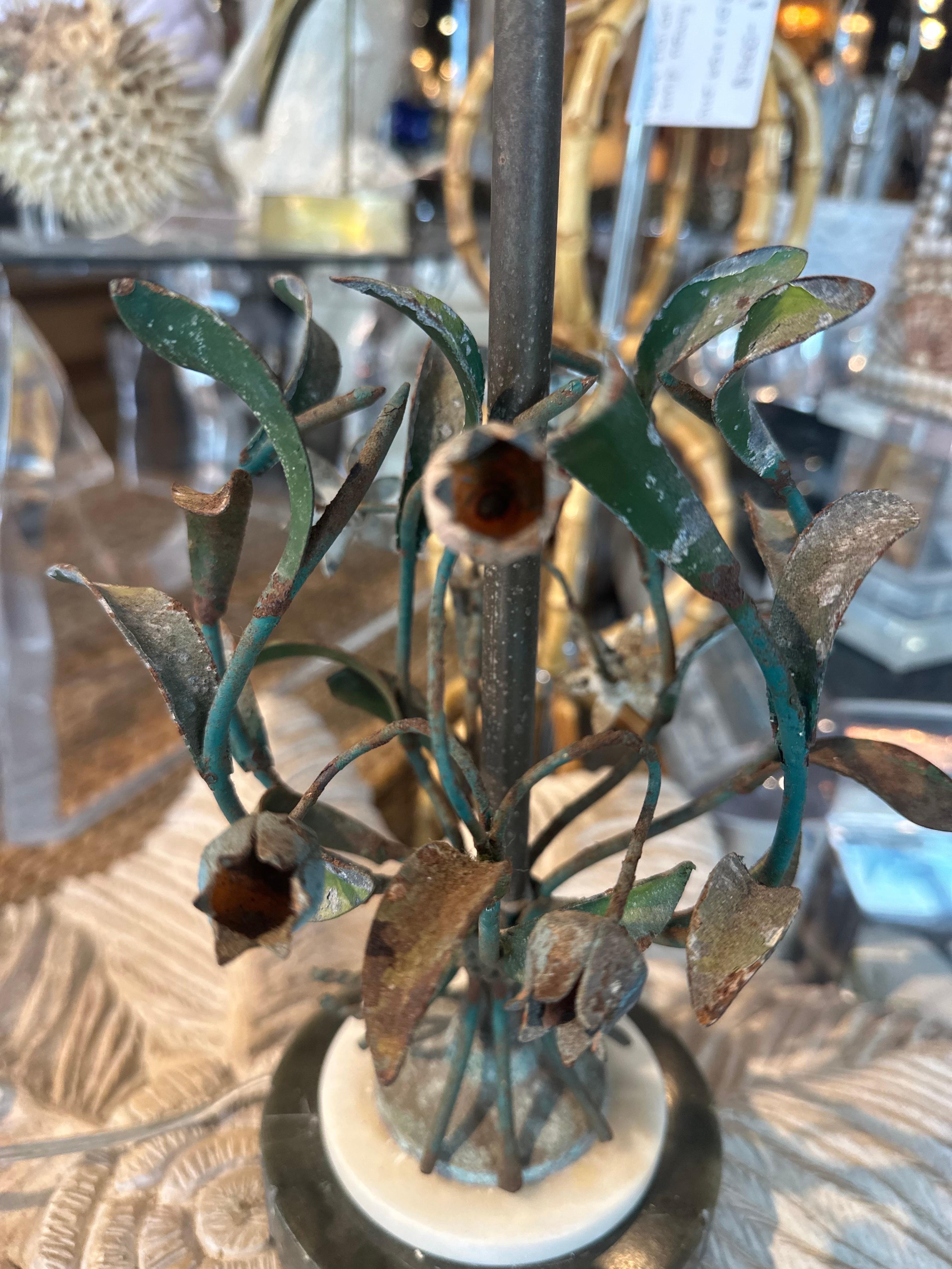 Italienische kleine Vintage-Blumen-Tischlampe aus Metall in Zinn, Marmor, neu verdrahtet  im Angebot 2