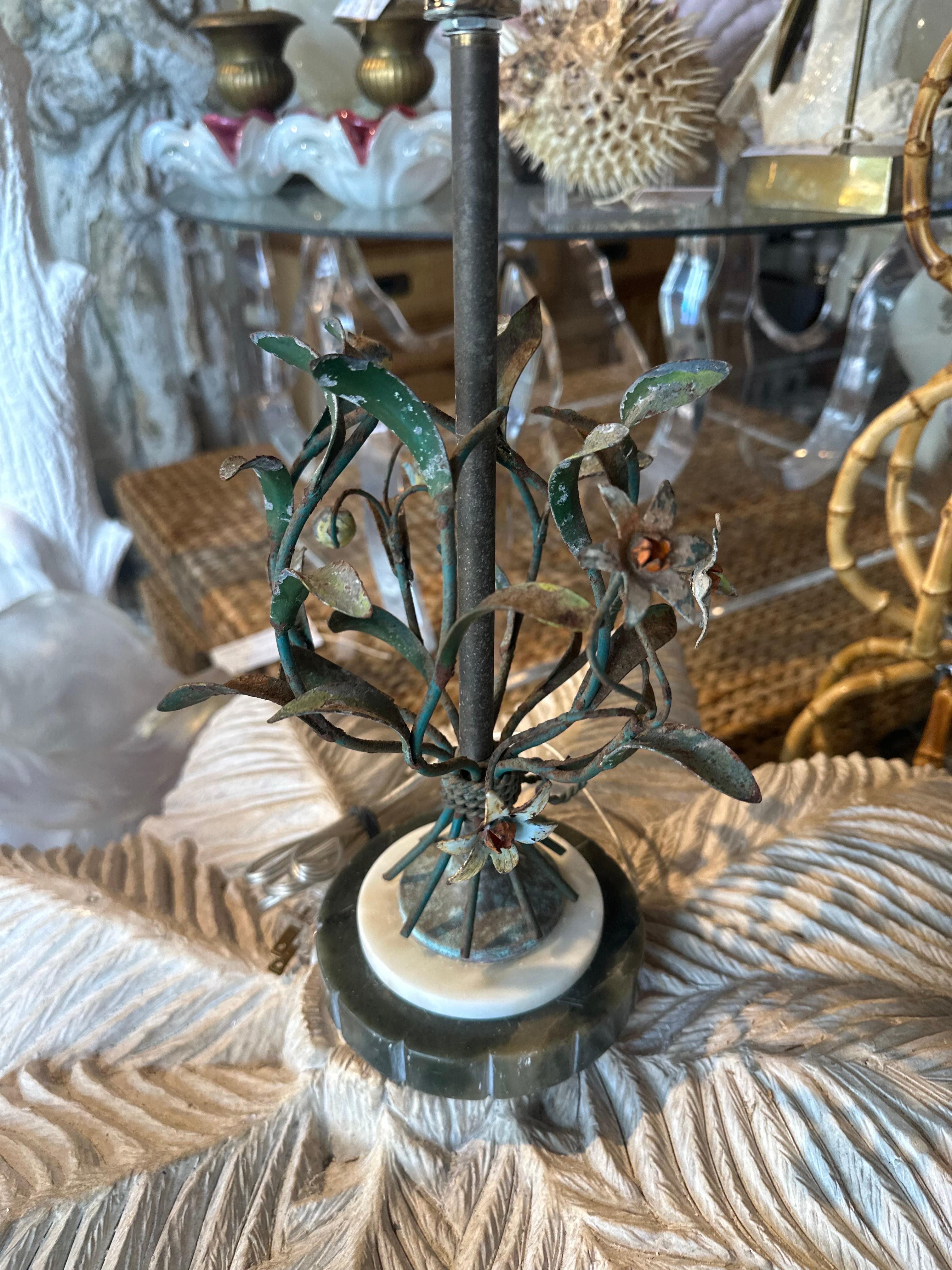 Italienische kleine Vintage-Blumen-Tischlampe aus Metall in Zinn, Marmor, neu verdrahtet  im Angebot 3