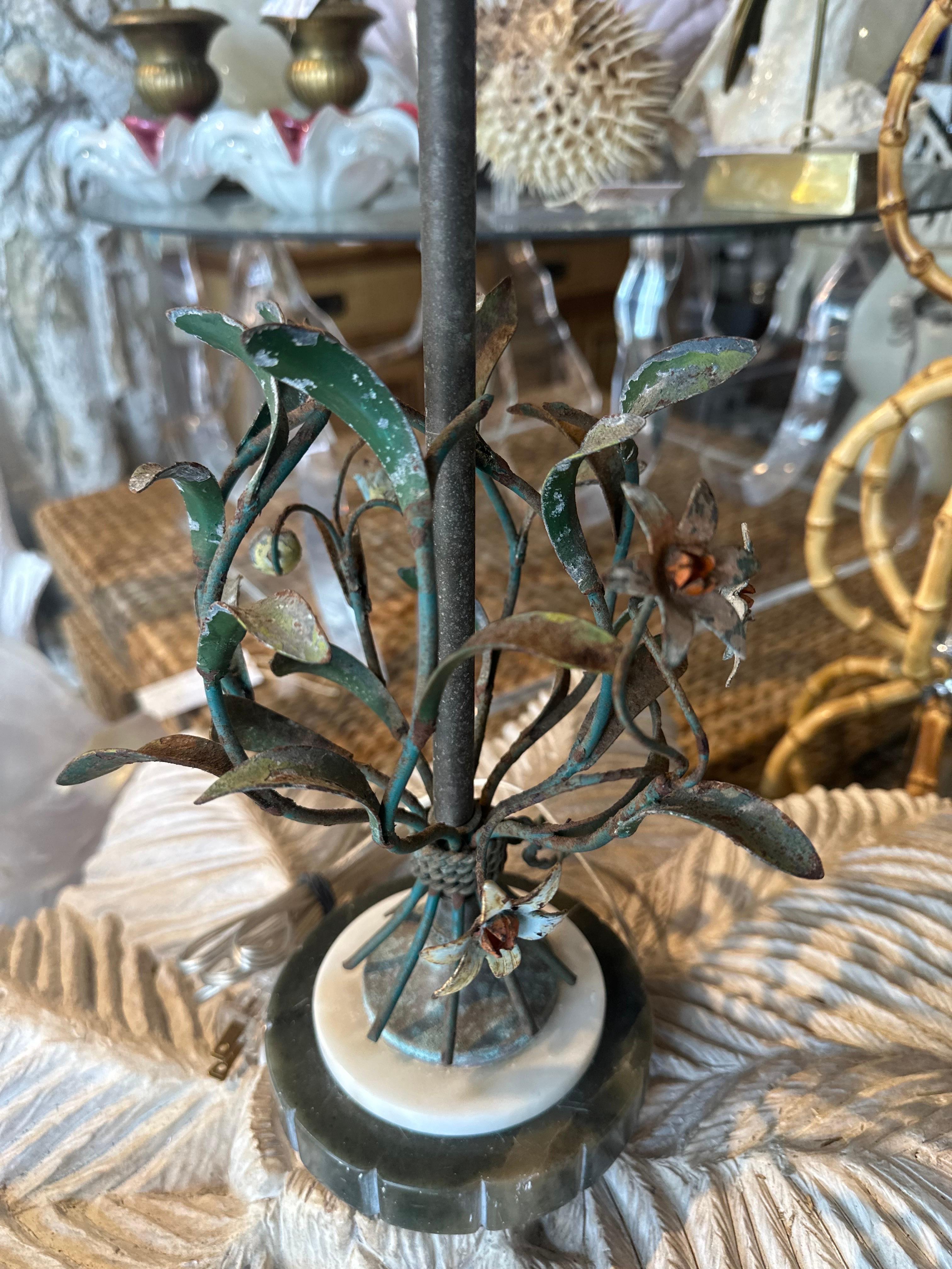 Petite lampe de table italienne vintage en métal Tole Flower Lamp Marbre nouvellement câblée  en vente 4