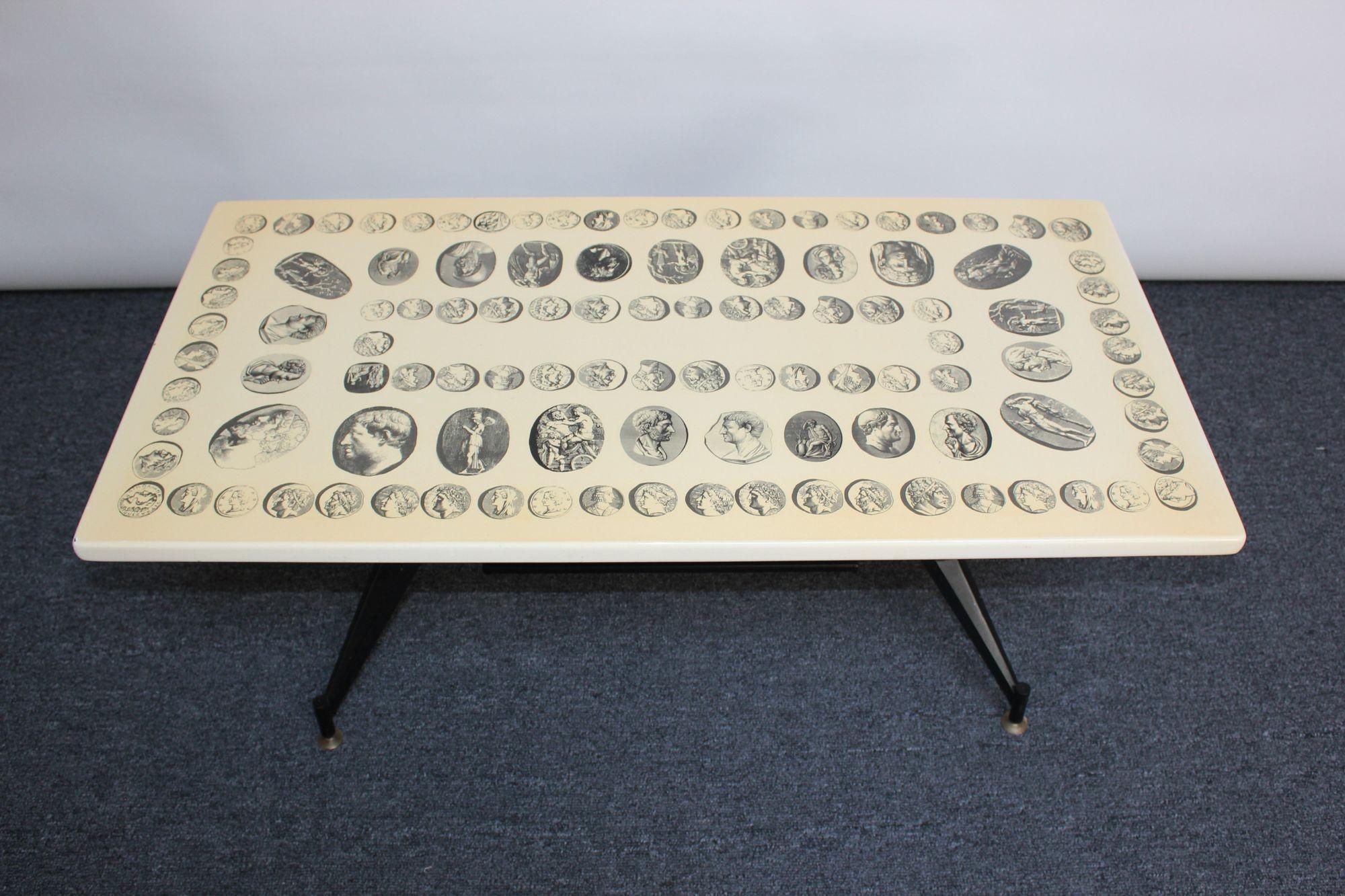 Mid-Century Modern Table basse italienne vintage Piero Fornasetti « Cammei » en vente