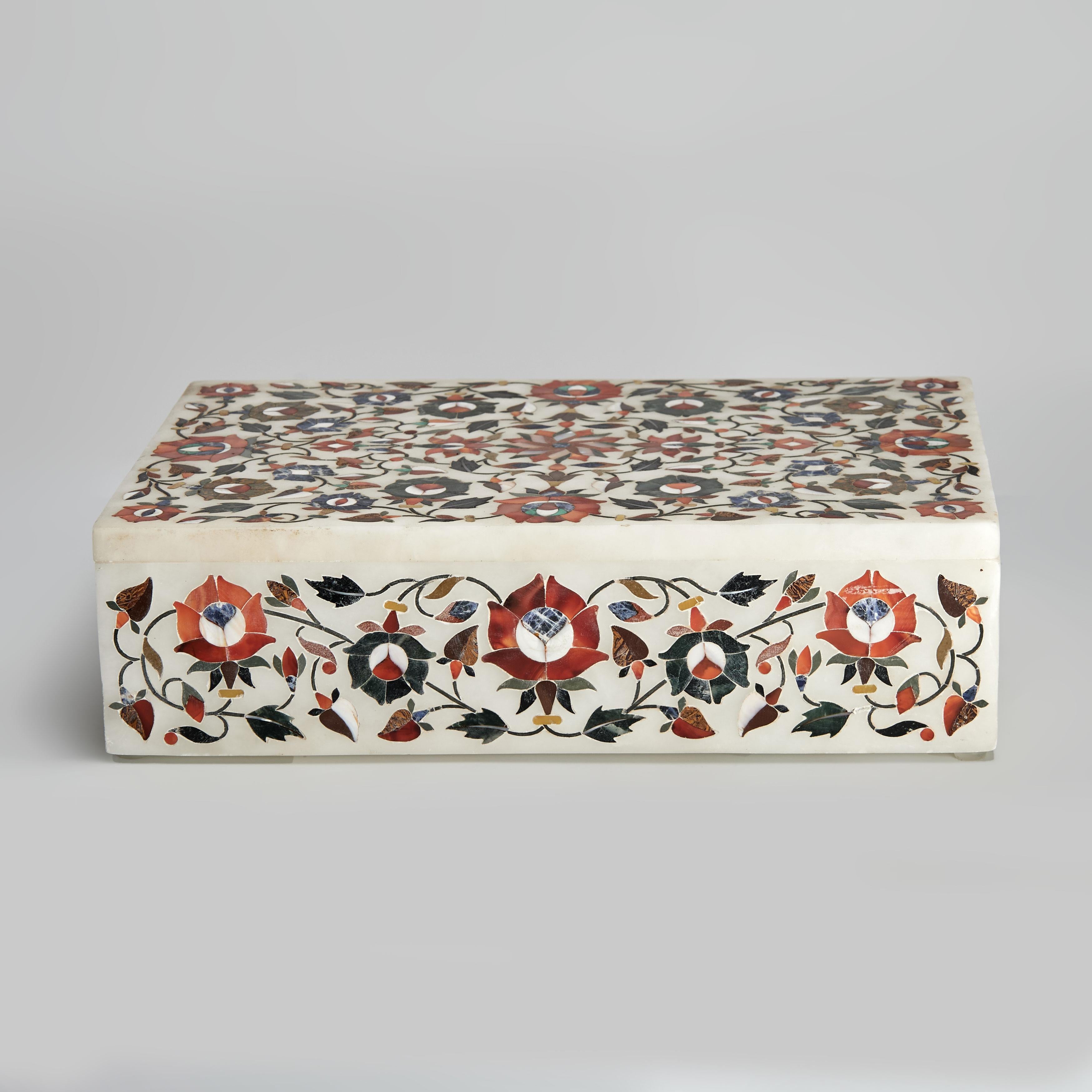 Scatola d'epoca in marmo bianco italiano decorata con la classica tecnica della pietra dura con elaborati disegni floreali con madreperla, marmo e pietre semipreziose. 