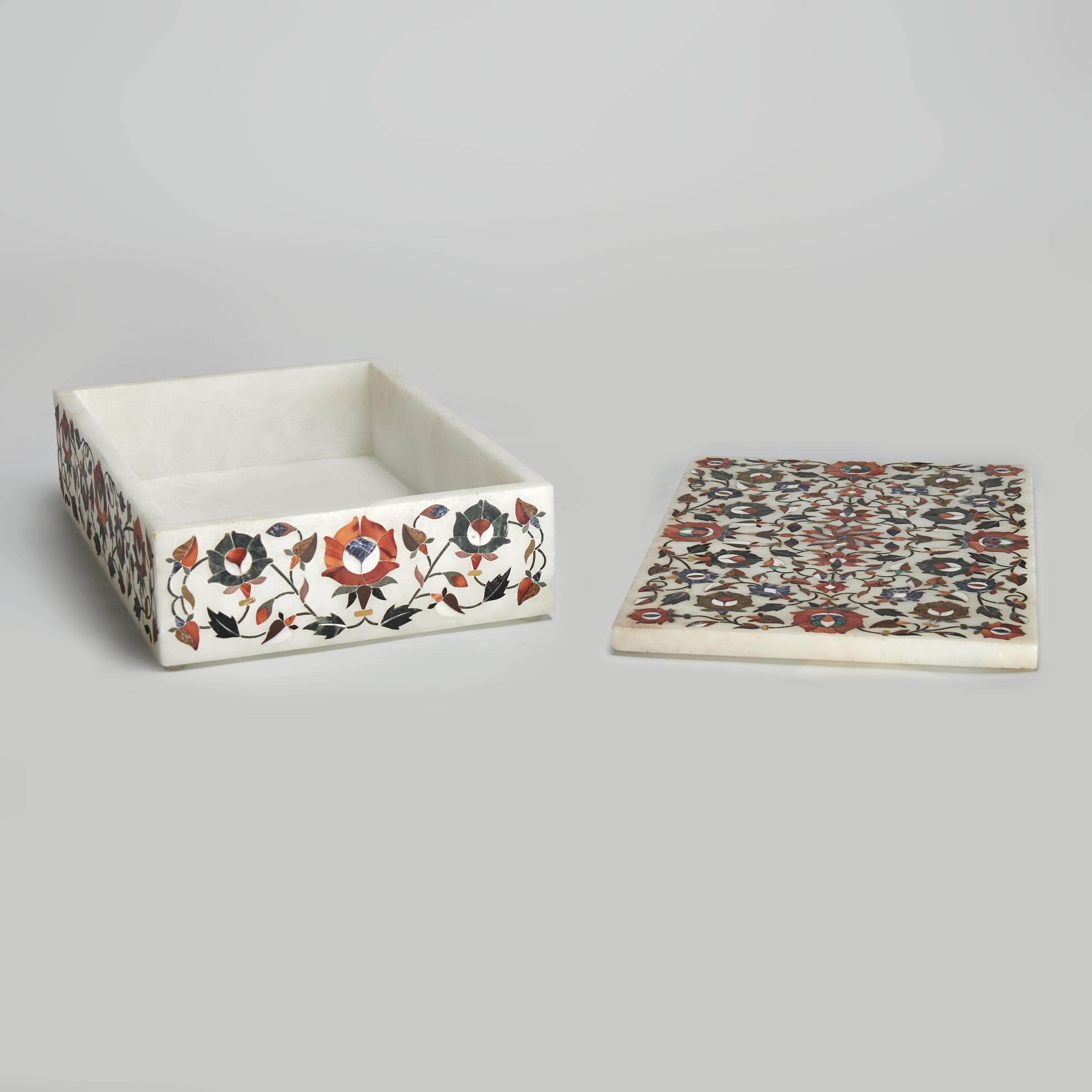 Gemme varie Scatola di marmo in pietra dura italiana d'epoca in vendita