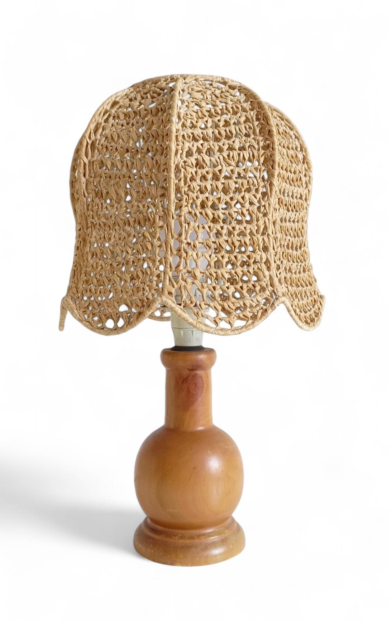 Charming 1970s Bohemian Pine and Raffia Table Lamp, Italy

A delightful Mid-Century Bohemian-style table lamp dating to the 1970s, featuring a beautifully turned pine wood base and a charming handwoven raffia lampshade. Made in Italy, this piece has