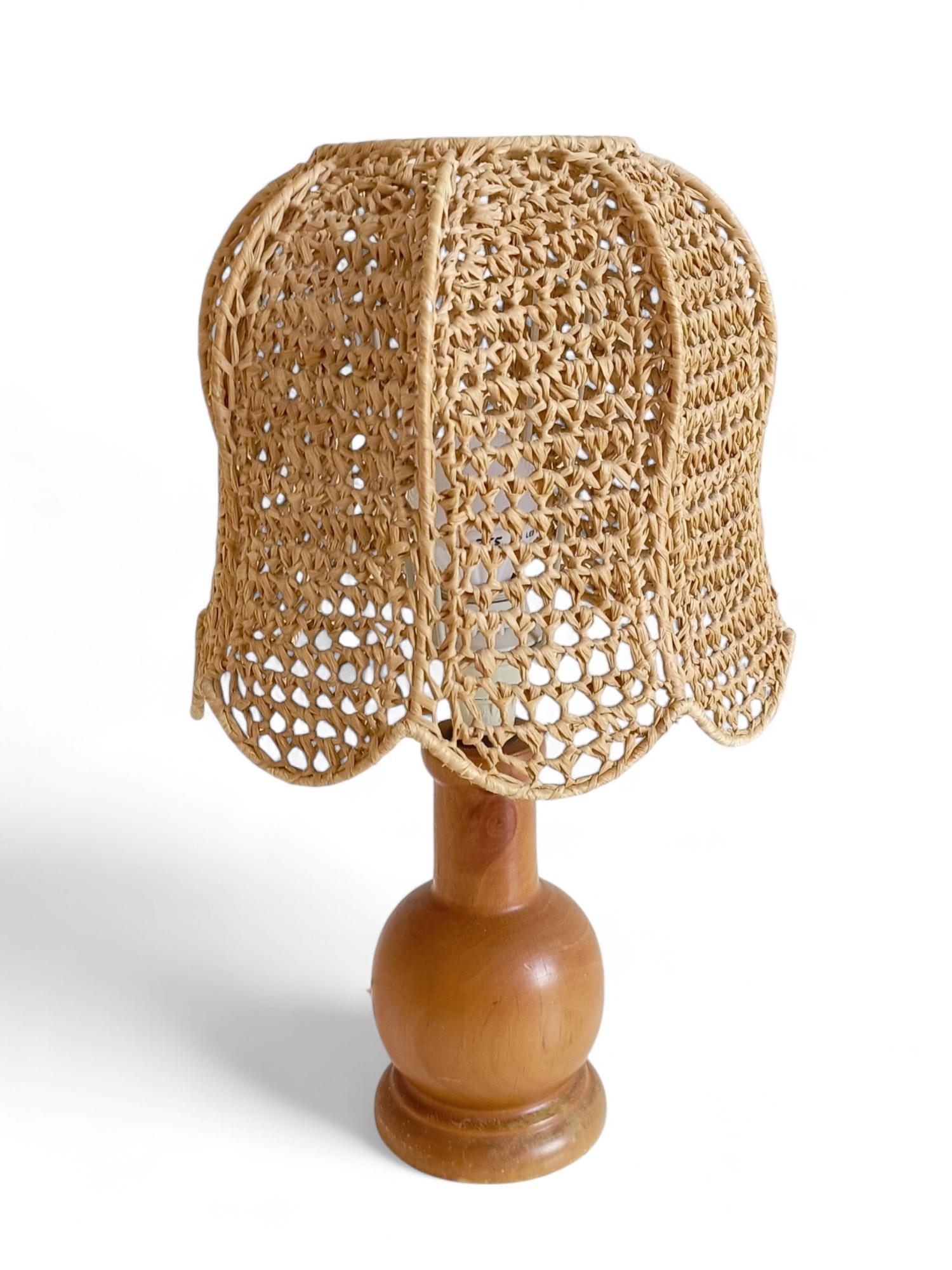 Vintage Italian Pine Wood Lamp With Hand-Woven Macrame Raffia Shade In Excellent Condition For Sale In Valencia, VC
