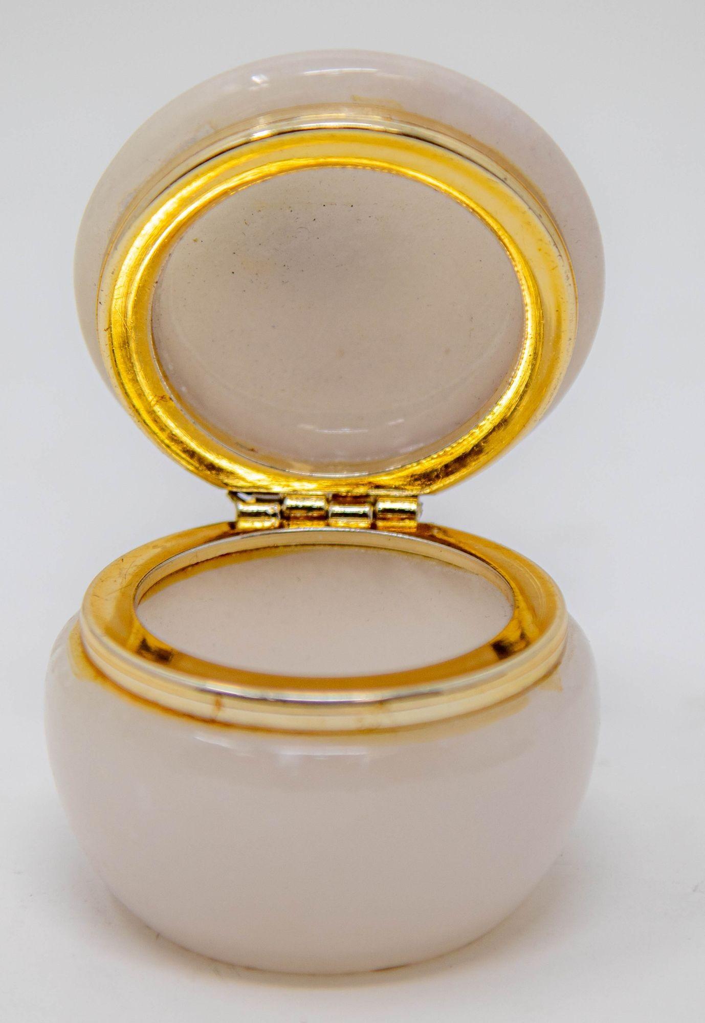 Italiano Portapillole rotondo d'epoca in alabastro rosa e oro 1970 in vendita