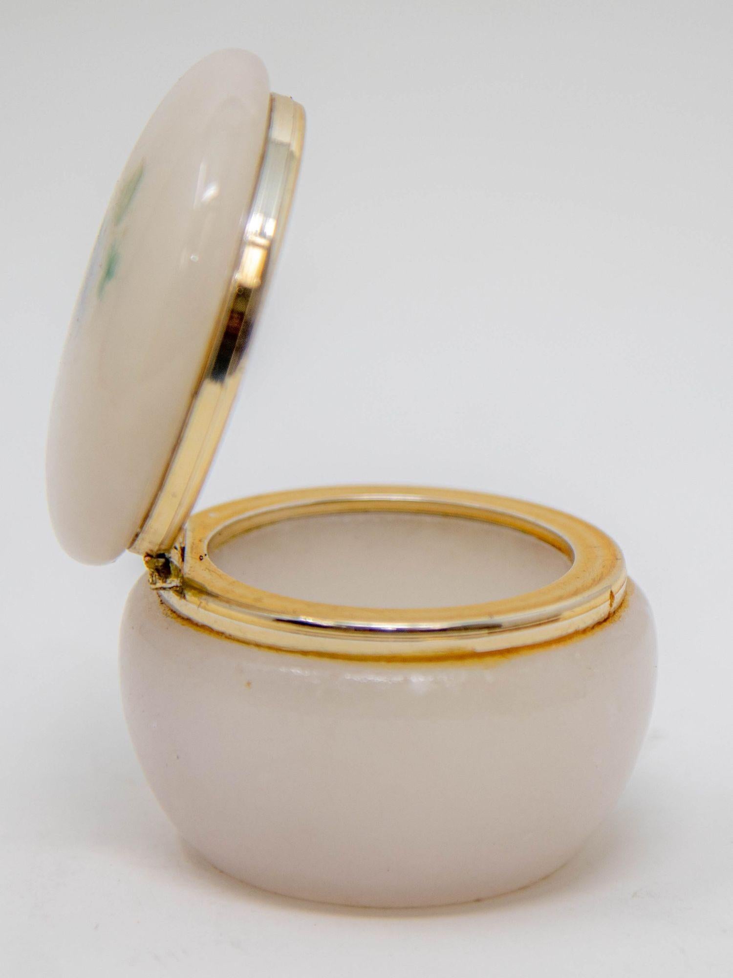 Fatto a mano Portapillole rotondo d'epoca in alabastro rosa e oro 1970 in vendita