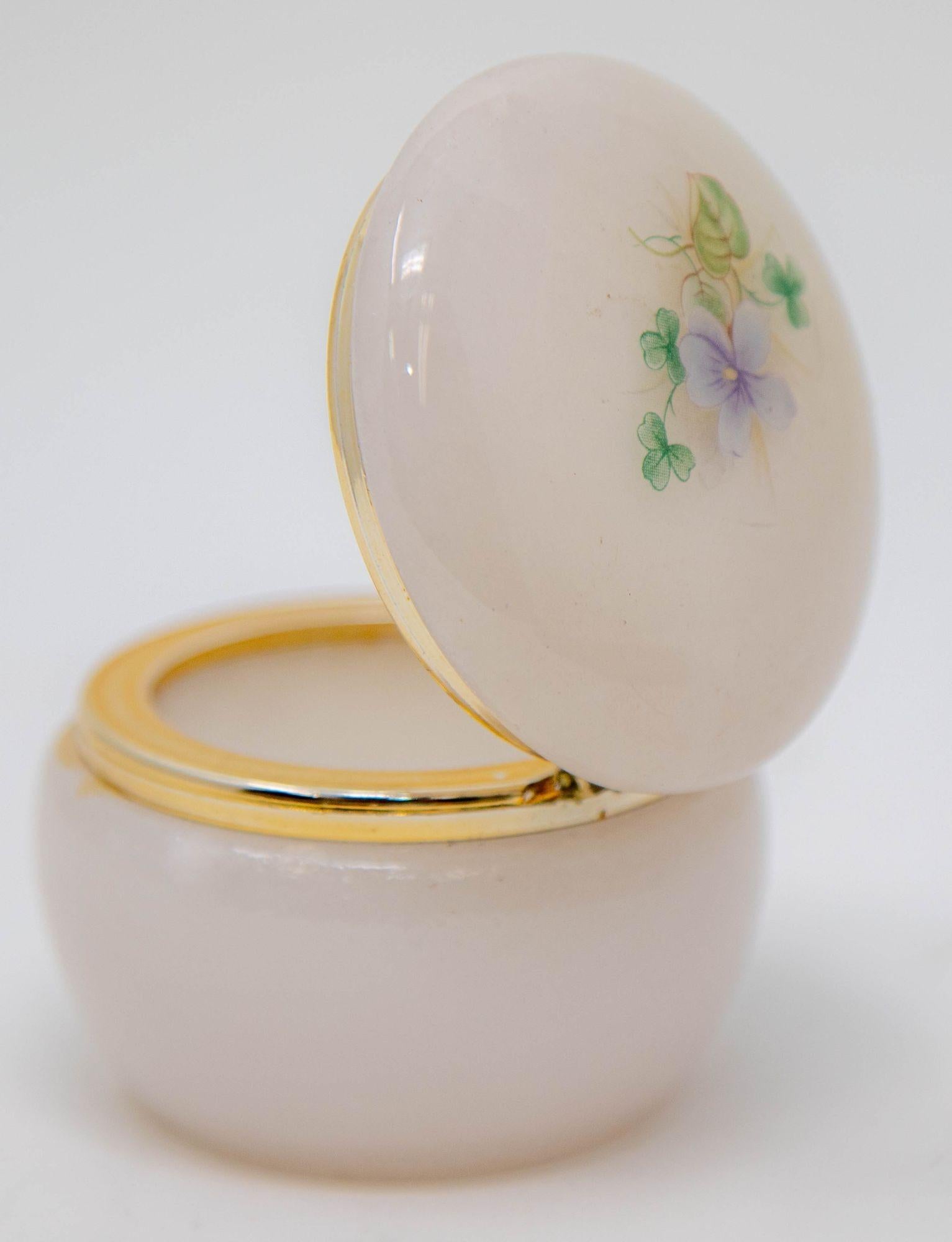 XX secolo Portapillole rotondo d'epoca in alabastro rosa e oro 1970 in vendita
