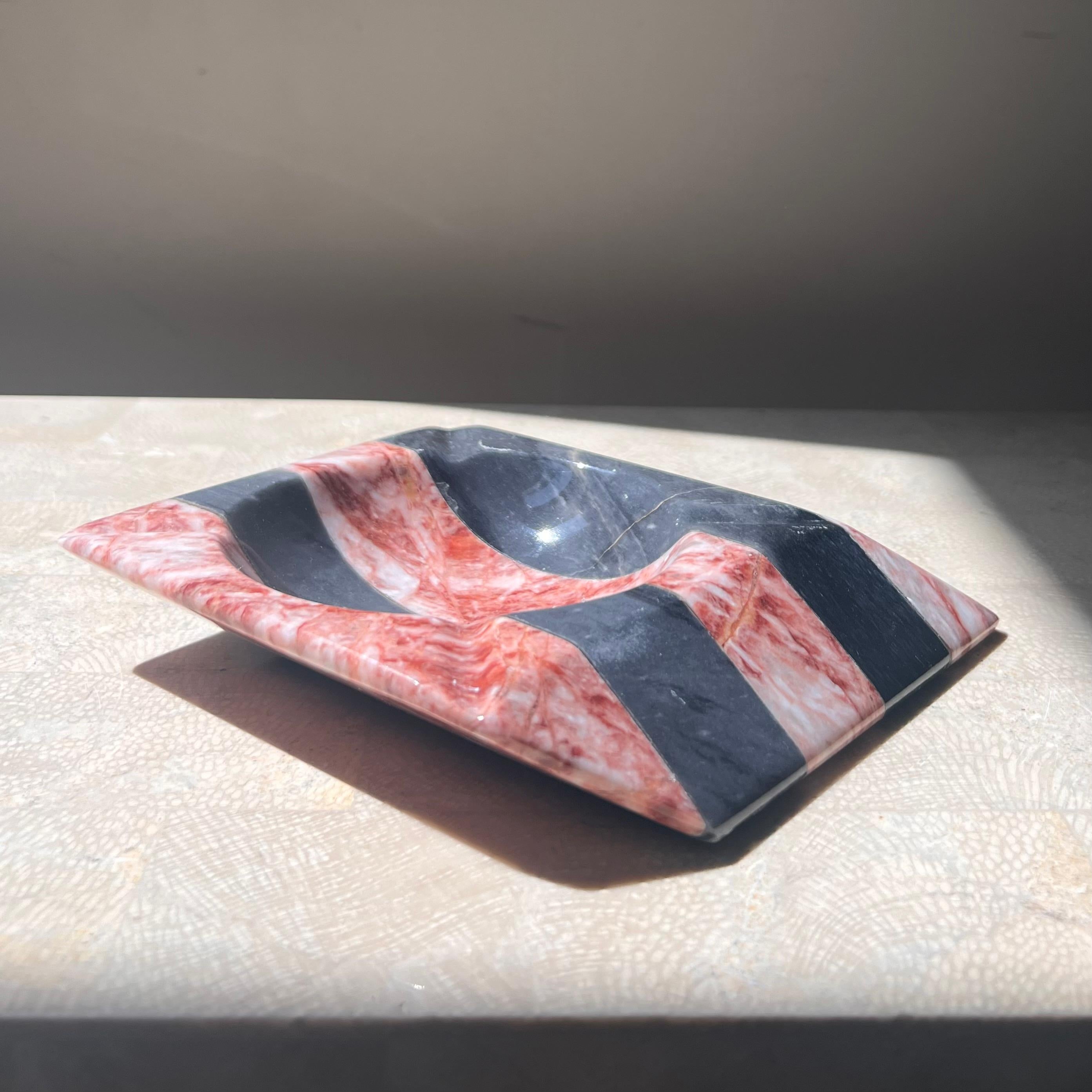 Vintage Italian pink and gray striped slanted marble ashtray, mid 20th century  6