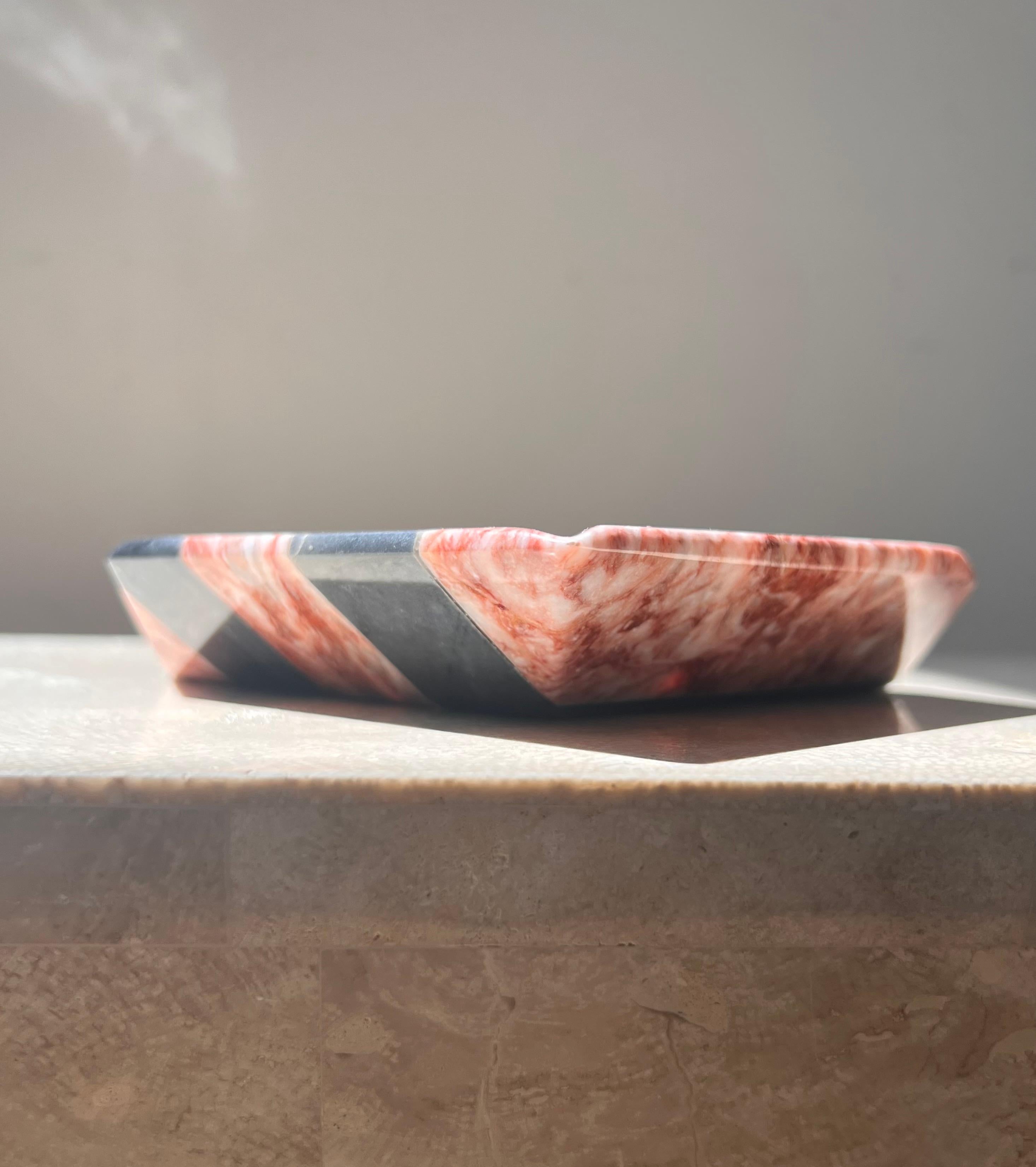Vintage Italian pink and gray striped slanted marble ashtray, mid 20th century  7