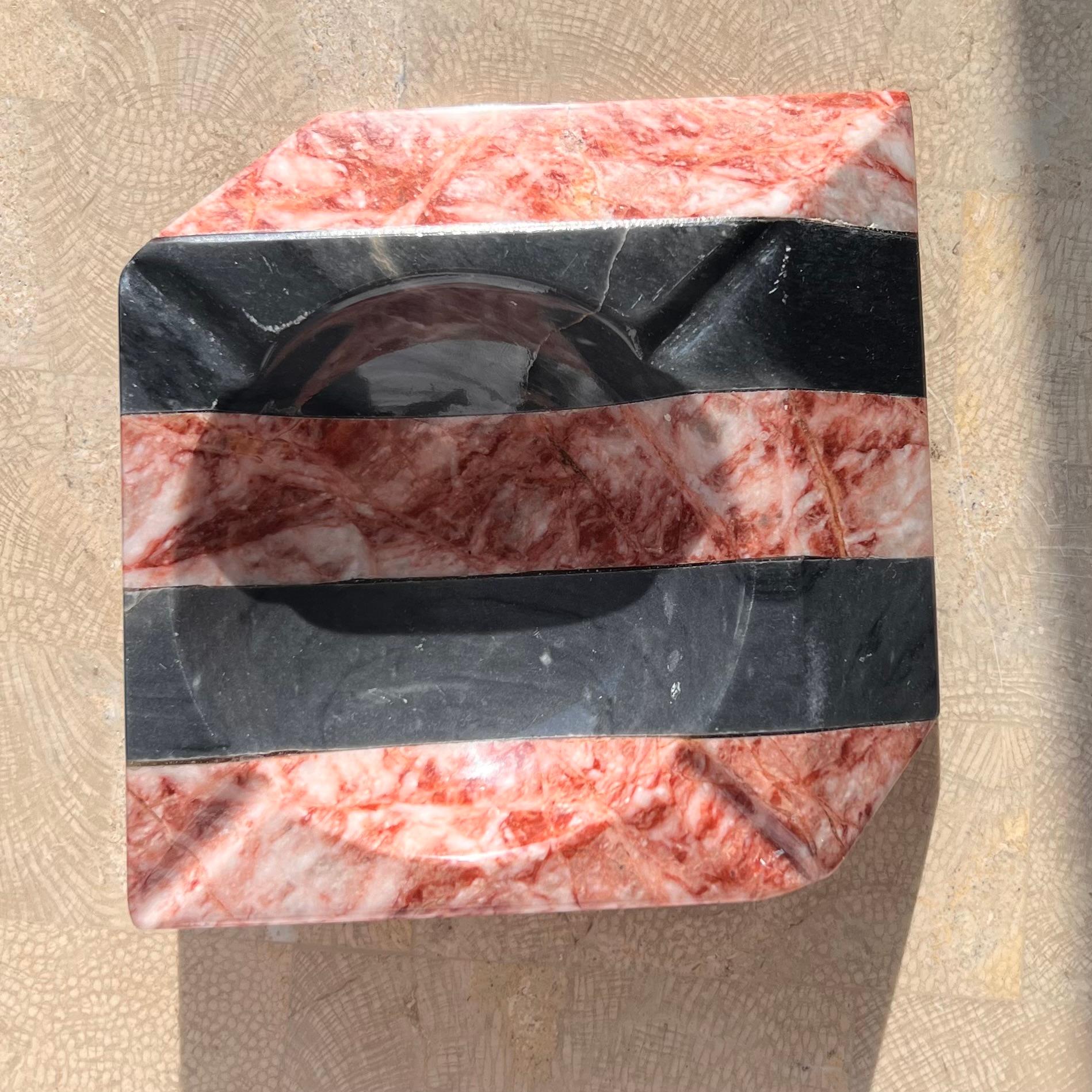 A unique ashtray of charcoal and pink hued marble stripes, hand-carved in Italy circa mid 1960s. The piece is asymmetrically slanted which adds to its unique flair. Great condition with minor signs of age. 