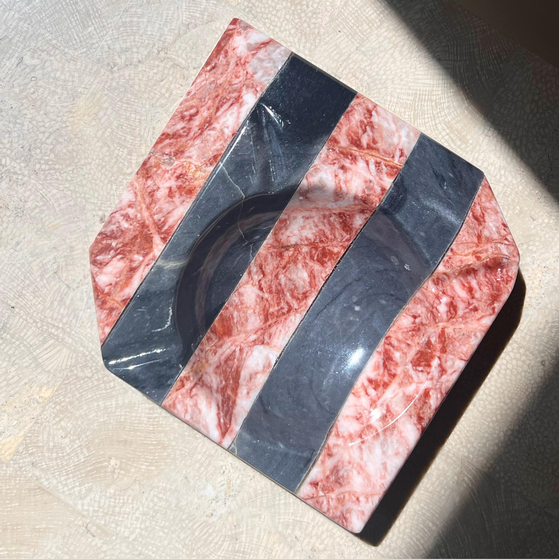 Hand-Crafted Vintage Italian pink and gray striped slanted marble ashtray, mid 20th century 