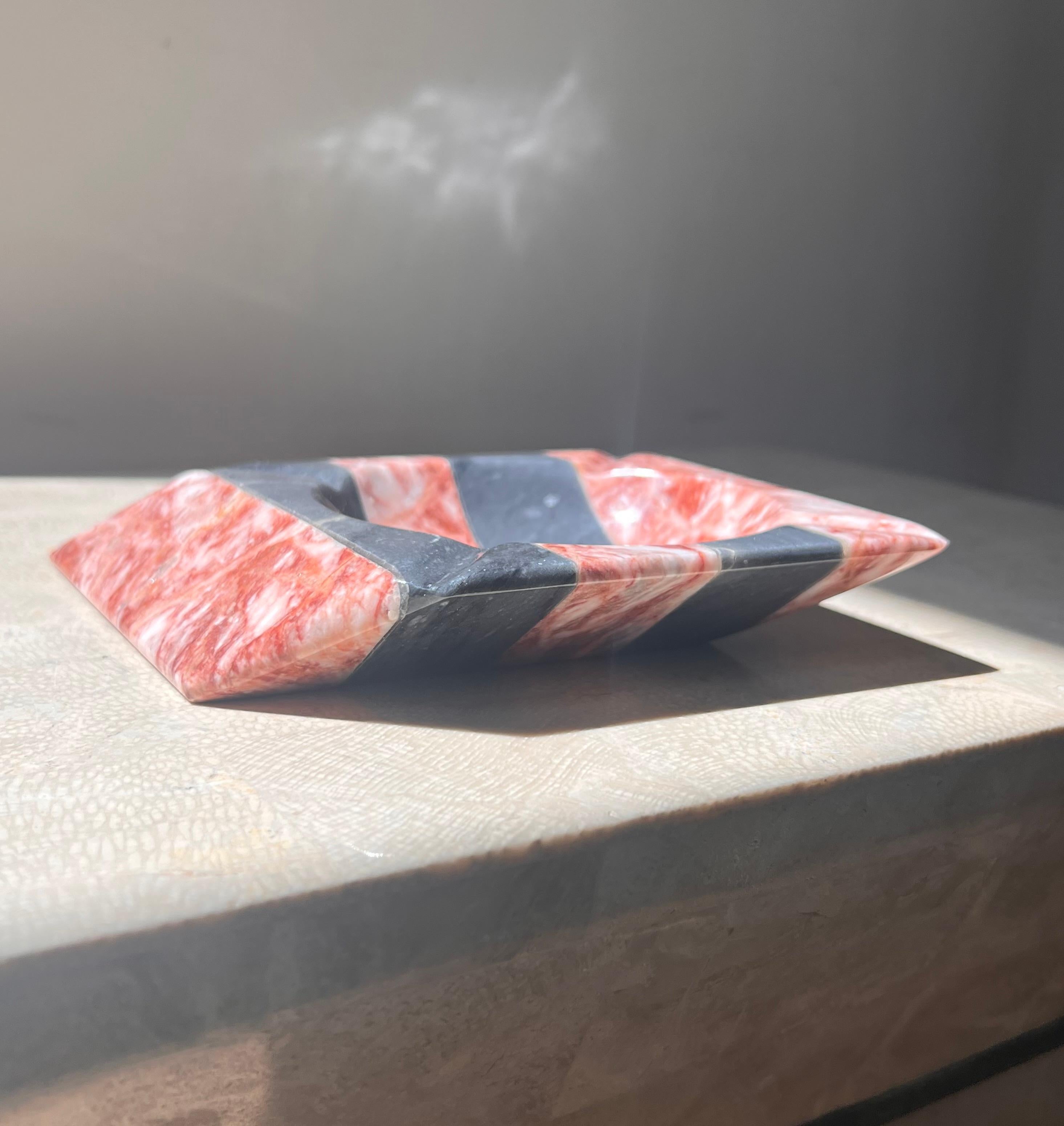 Vintage Italian pink and gray striped slanted marble ashtray, mid 20th century  In Good Condition In View Park, CA