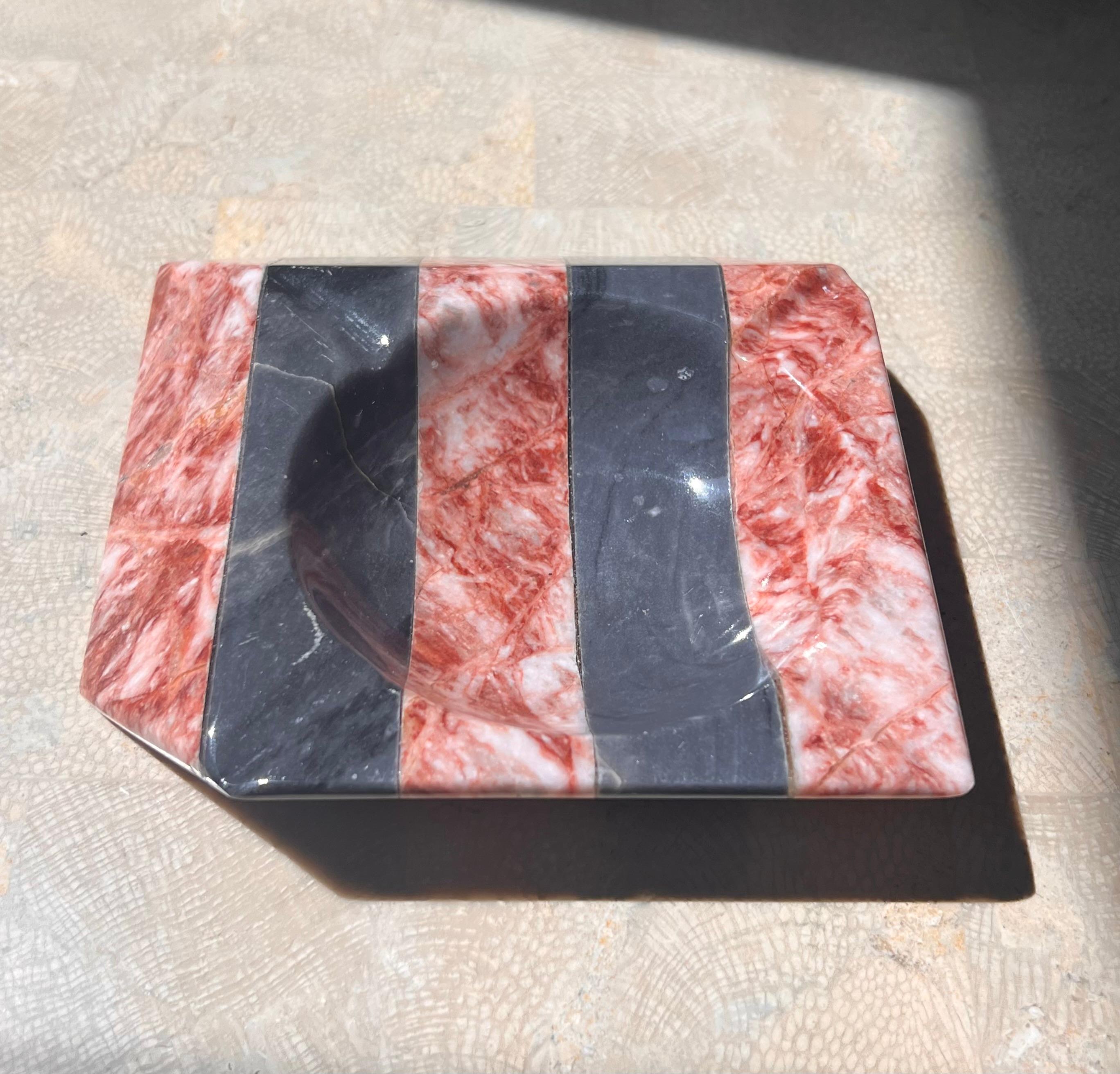 Mid-20th Century Vintage Italian pink and gray striped slanted marble ashtray, mid 20th century 