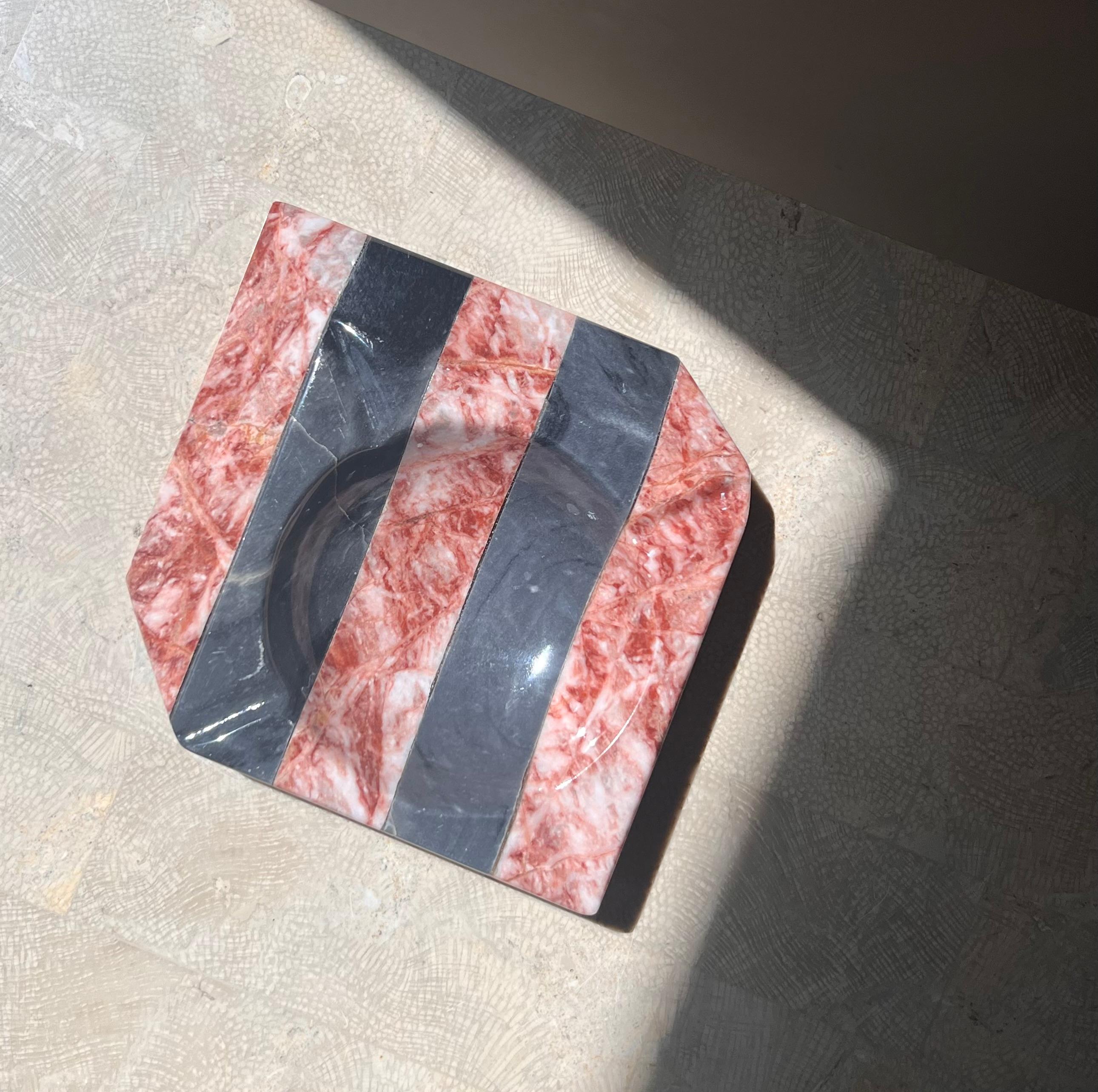 Marble Vintage Italian pink and gray striped slanted marble ashtray, mid 20th century 