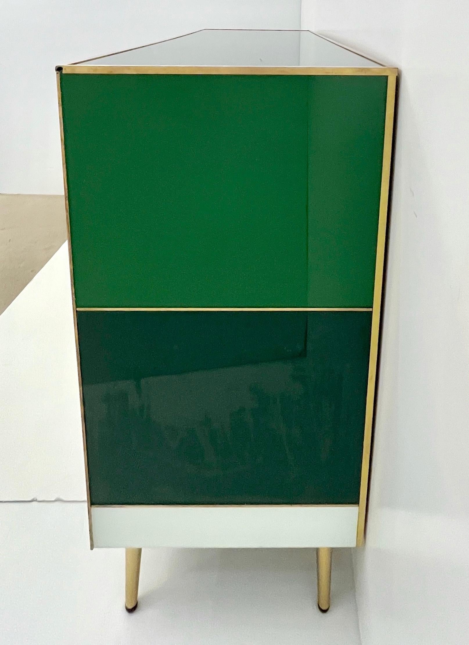 Aparador postmoderno italiano vintage de 2 puertas de latón blanco verde y cristal de Murano en venta 2