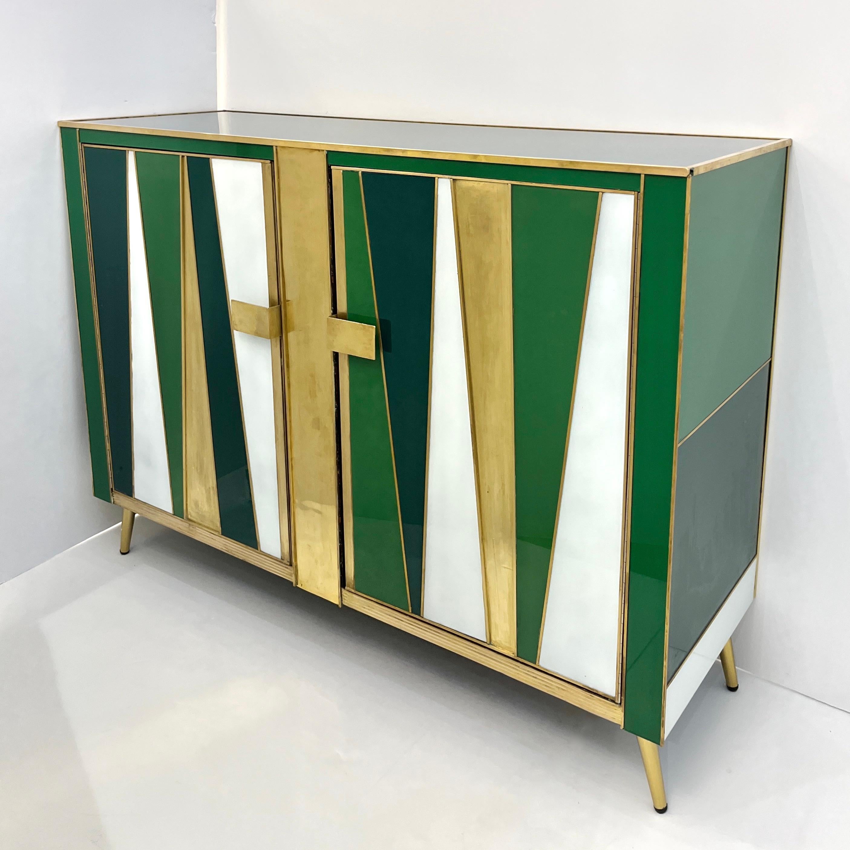 Aparador postmoderno italiano vintage de 2 puertas de latón blanco verde y cristal de Murano en venta 3