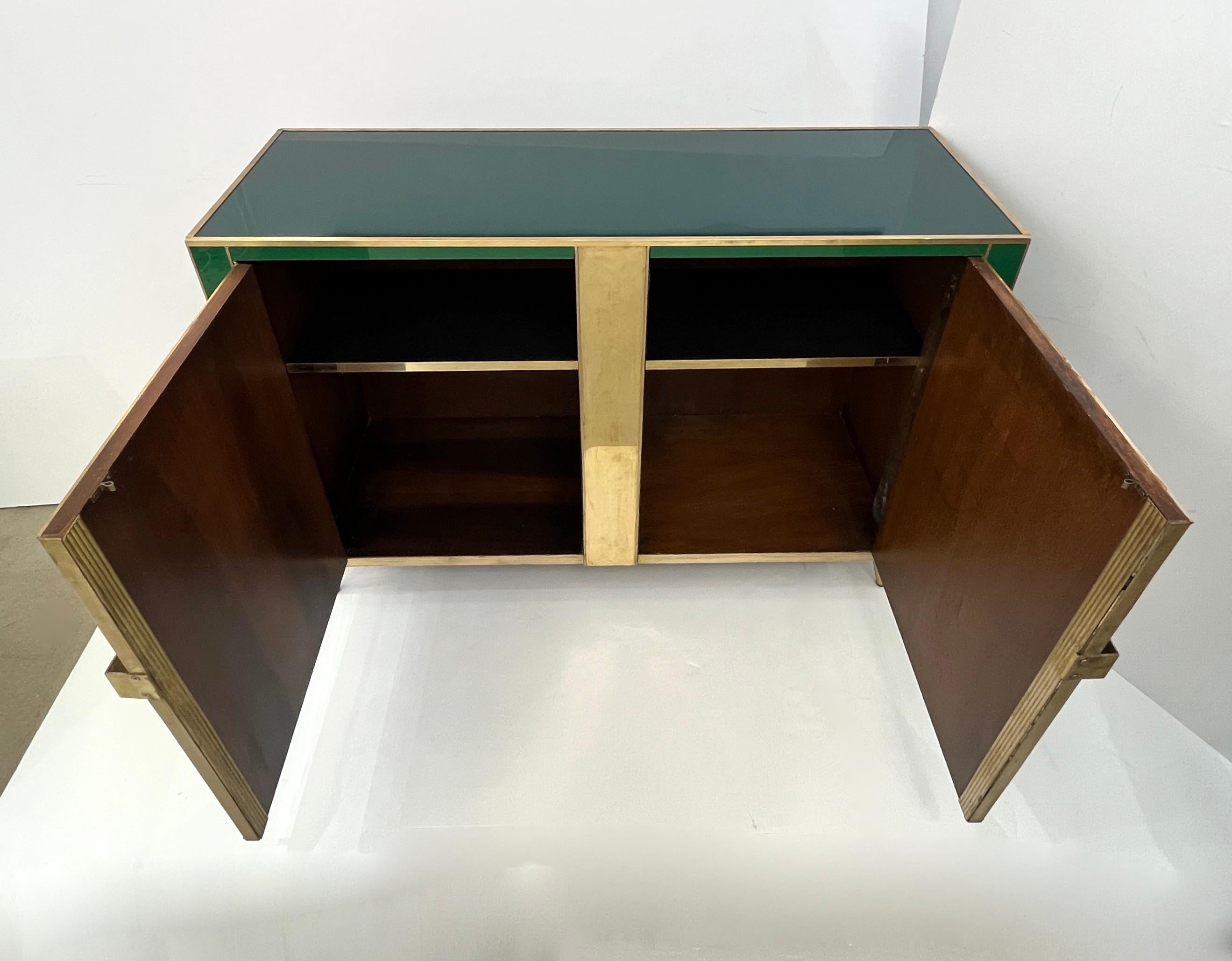 Aparador postmoderno italiano vintage de 2 puertas de latón blanco verde y cristal de Murano en venta 4