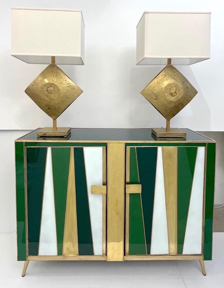 Aparador postmoderno italiano de 2 puertas, único en su género, de principios de los 80, totalmente hecho a mano y decorado con un motivo geométrico incrustado, de formas triangulares de latón artesanal y cristal pintado con colores alternados en