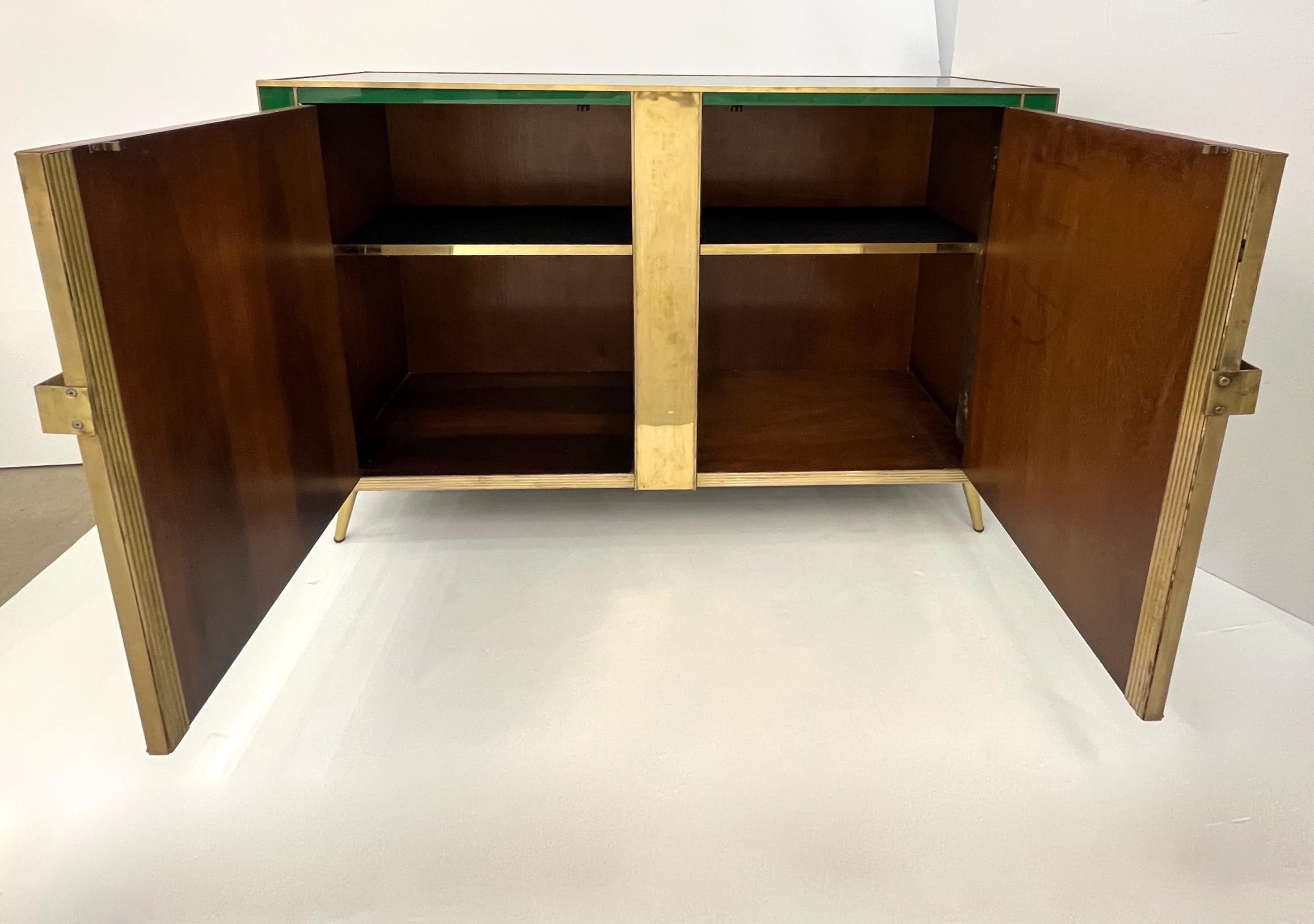 Aparador postmoderno italiano vintage de 2 puertas de latón blanco verde y cristal de Murano Italiano en venta