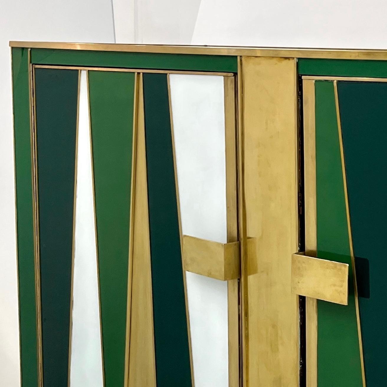 Aparador postmoderno italiano vintage de 2 puertas de latón blanco verde y cristal de Murano Hecho a mano en venta