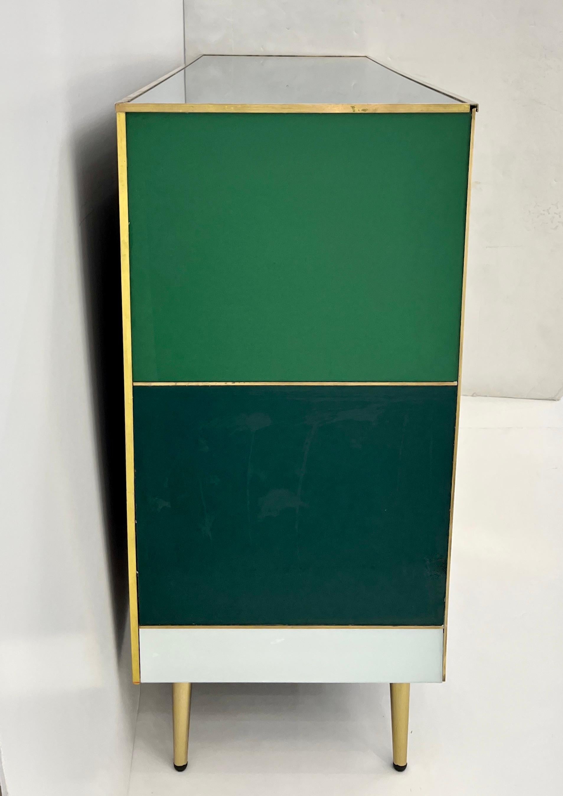 Aparador postmoderno italiano vintage de 2 puertas de latón blanco verde y cristal de Murano en Bueno estado para la venta en New York, NY