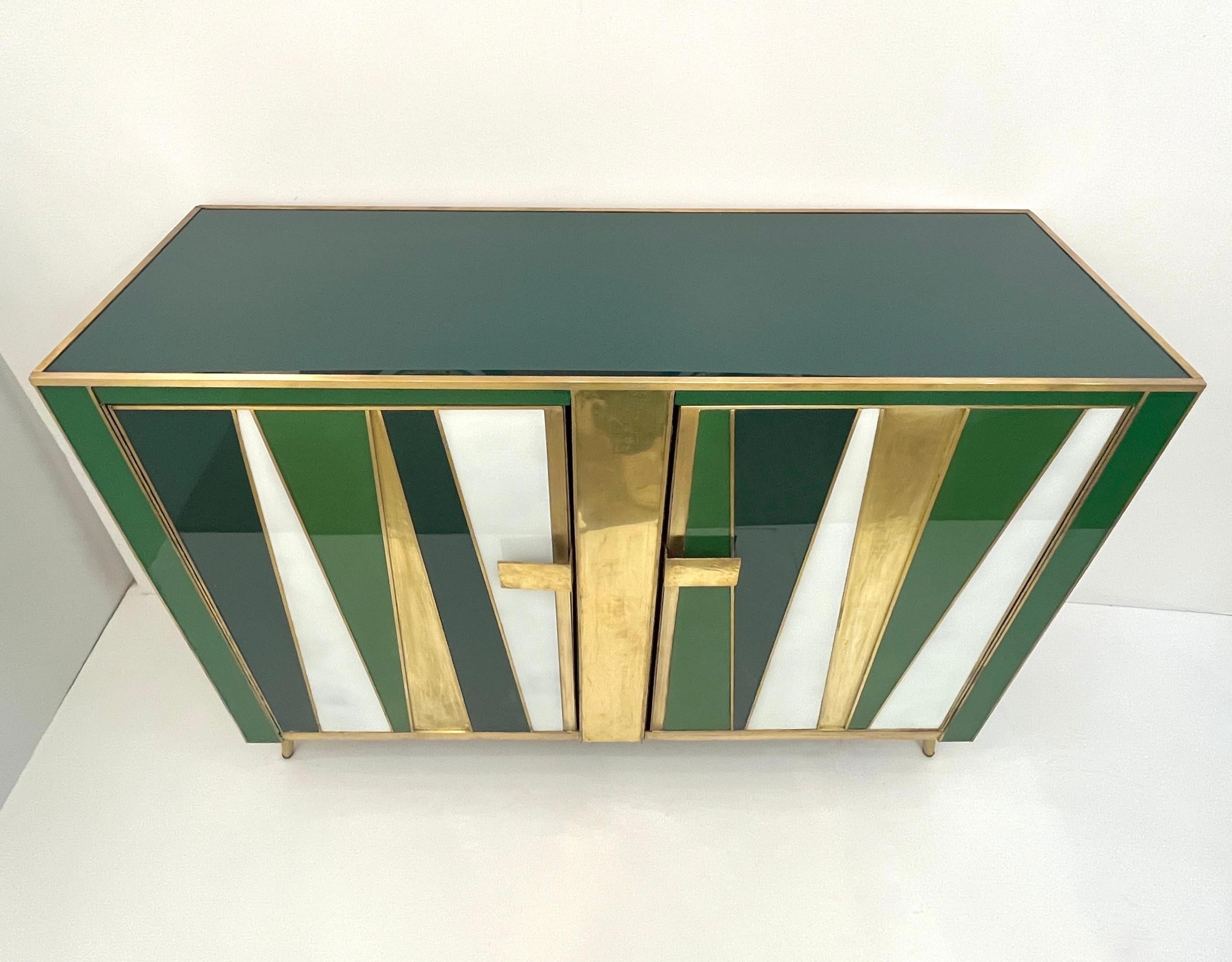 Aparador postmoderno italiano vintage de 2 puertas de latón blanco verde y cristal de Murano finales del siglo XX en venta