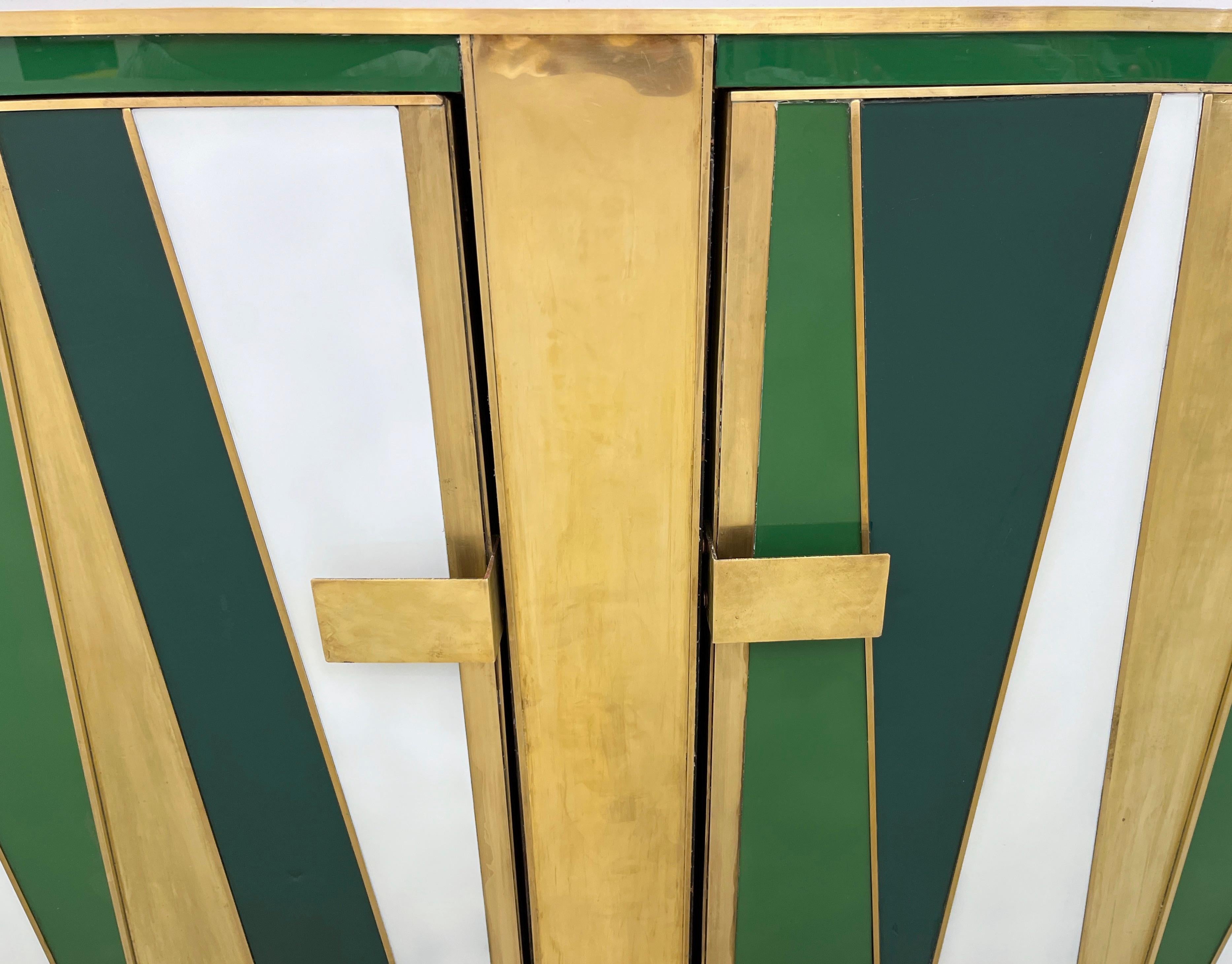Aparador postmoderno italiano vintage de 2 puertas de latón blanco verde y cristal de Murano en venta 1