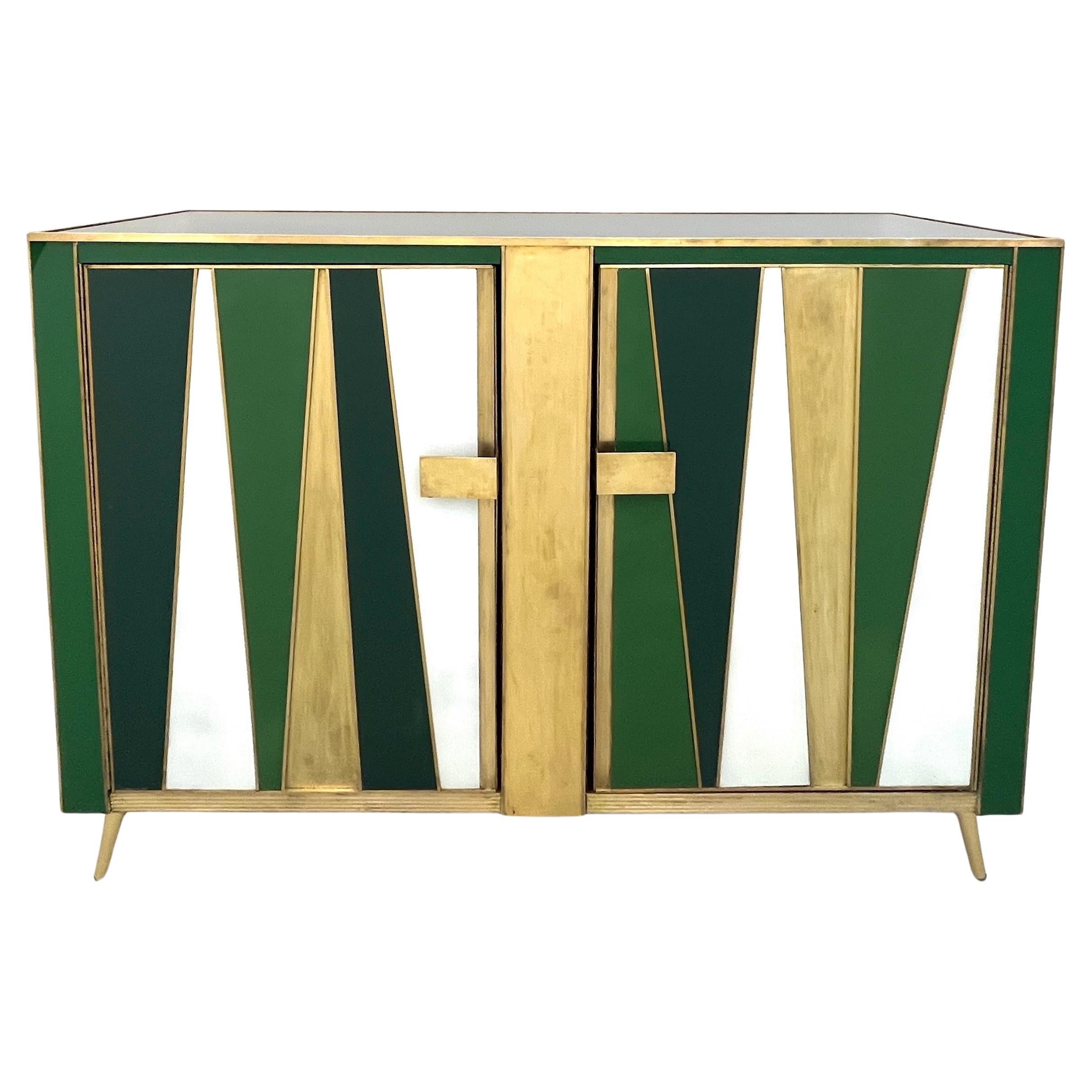 Aparador postmoderno italiano vintage de 2 puertas de latón blanco verde y cristal de Murano en venta