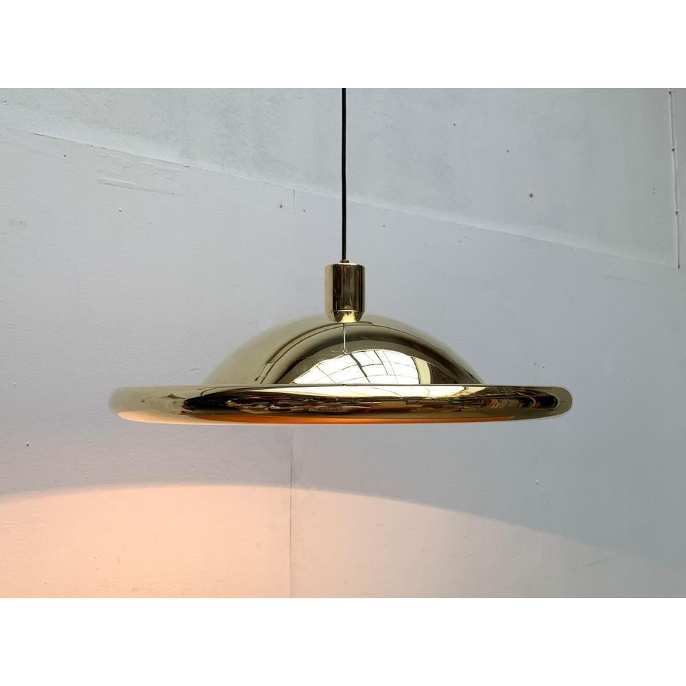 Colgante vintage italiano postmoderno de latón Modelo S-481 OVNI de Luci Italia, años 70 Posmoderno en venta