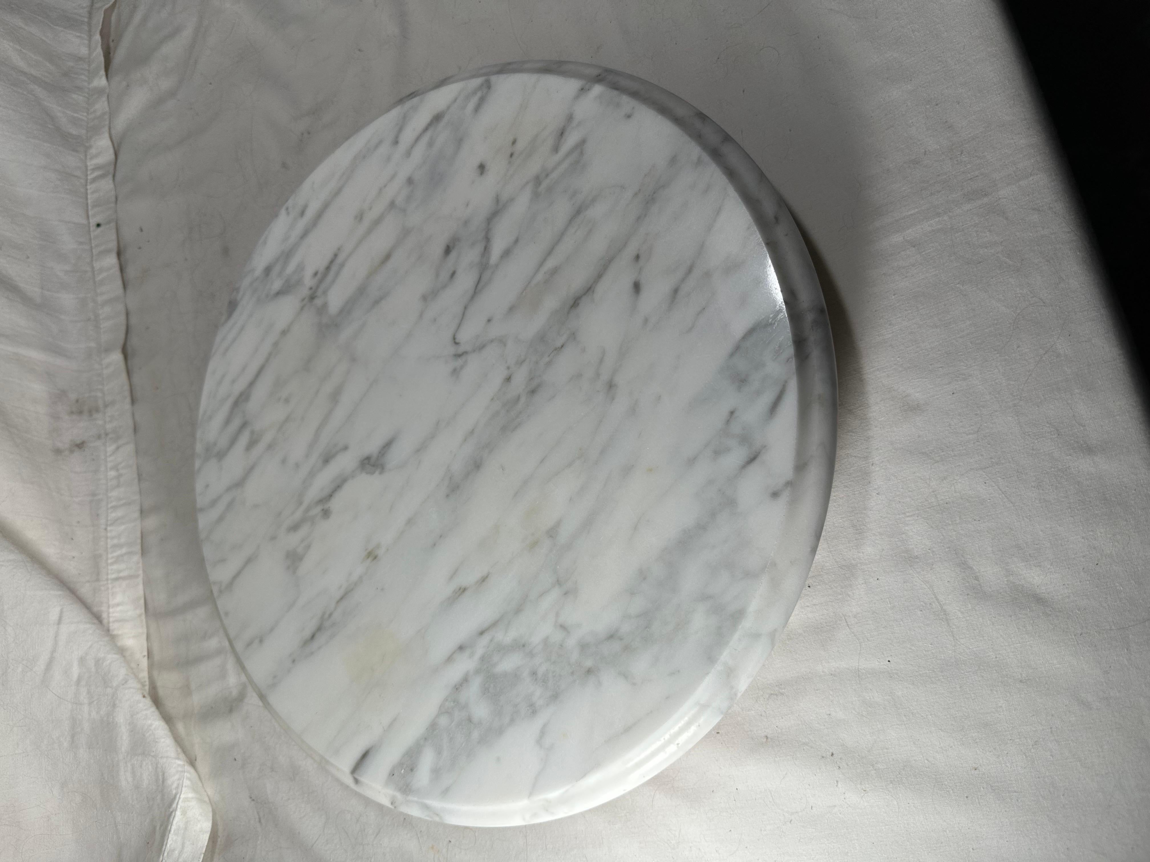 Fauteuil-lavabo vintage italien postmoderne en marbre de Carrare.

Lazy-Susan vintage italien postmoderne ou minimaliste en marbre de Carrare blanc et veiné de noir.  Un plateau tournant bien équilibré pour la cuisine, le bar et les réceptions en