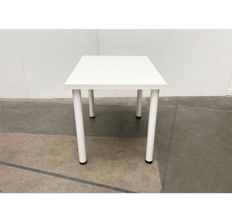 Mesa postmoderna de Italia.

Las cuatro sencillas patas de tubo de acero están pintadas de blanco brillante. Los pies de la parte inferior son de color negro y se pueden equilibrar. La característica especial de esta mesa es su tablero rectangular
