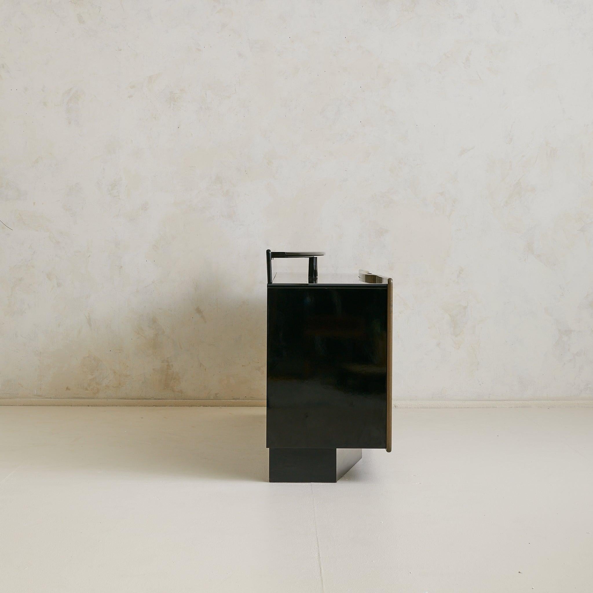 Vintage Italian Postmodern Enfilade Credenza in Black Lacquer + Birdseye Maple en Bueno estado para la venta en Chicago, IL