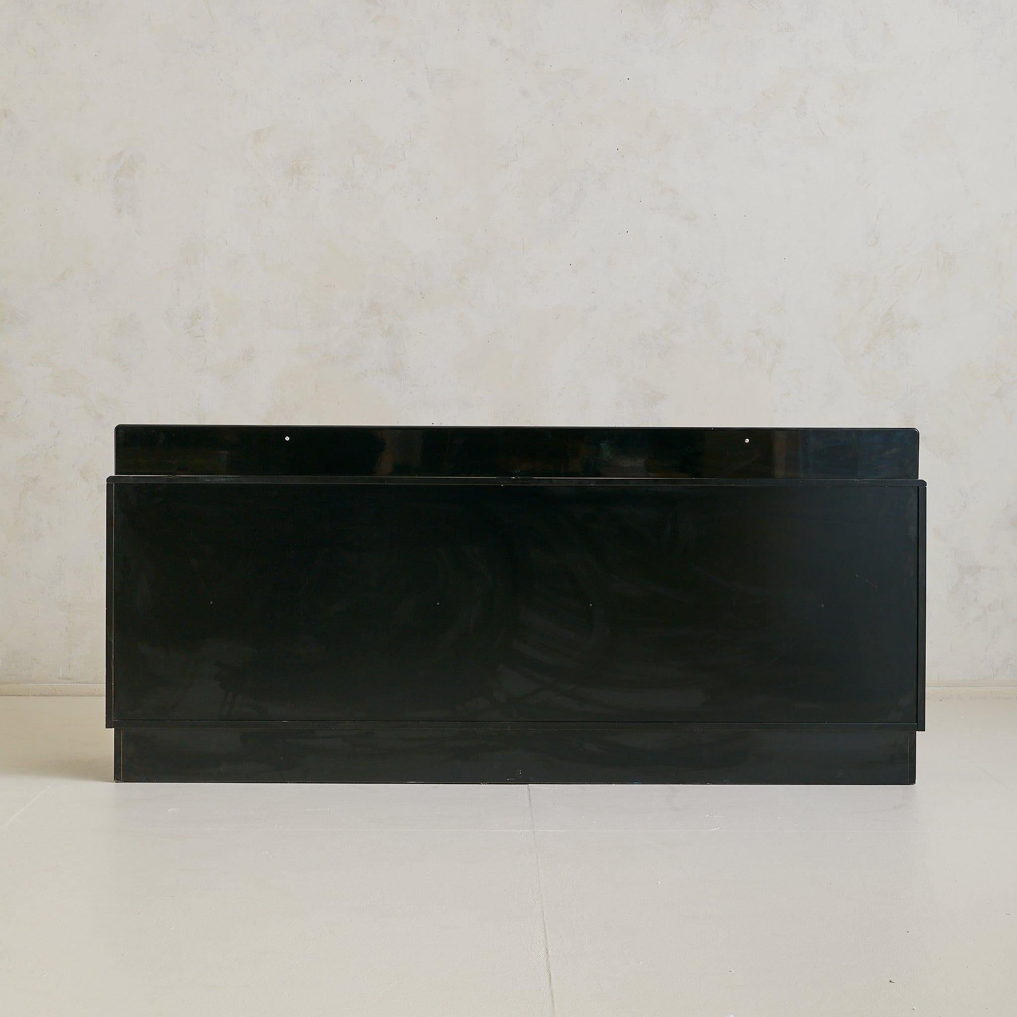 Vintage Italian Postmodern Enfilade Credenza in Black Lacquer + Birdseye Maple finales del siglo XX en venta