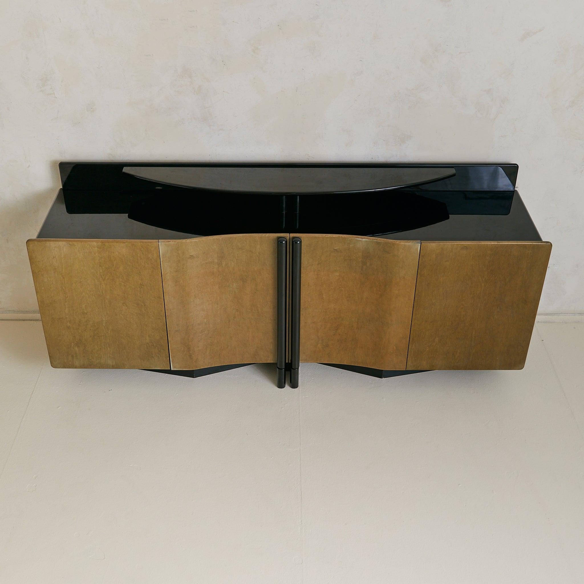 Vintage Italian Postmodern Enfilade Credenza in Black Lacquer + Birdseye Maple Madera en venta