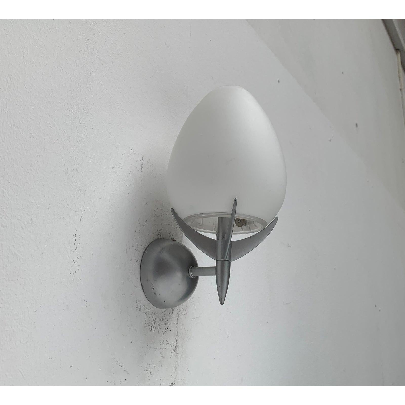 Elegante lampada da parete in vetro del produttore italiano LUCENTE. Questo pezzo ha un marchio di attribuzione, è completamente autentico per qualsiasi problema di autenticità derivante da un'errata attribuzione, Fino a 250V (standard Europa/Regno