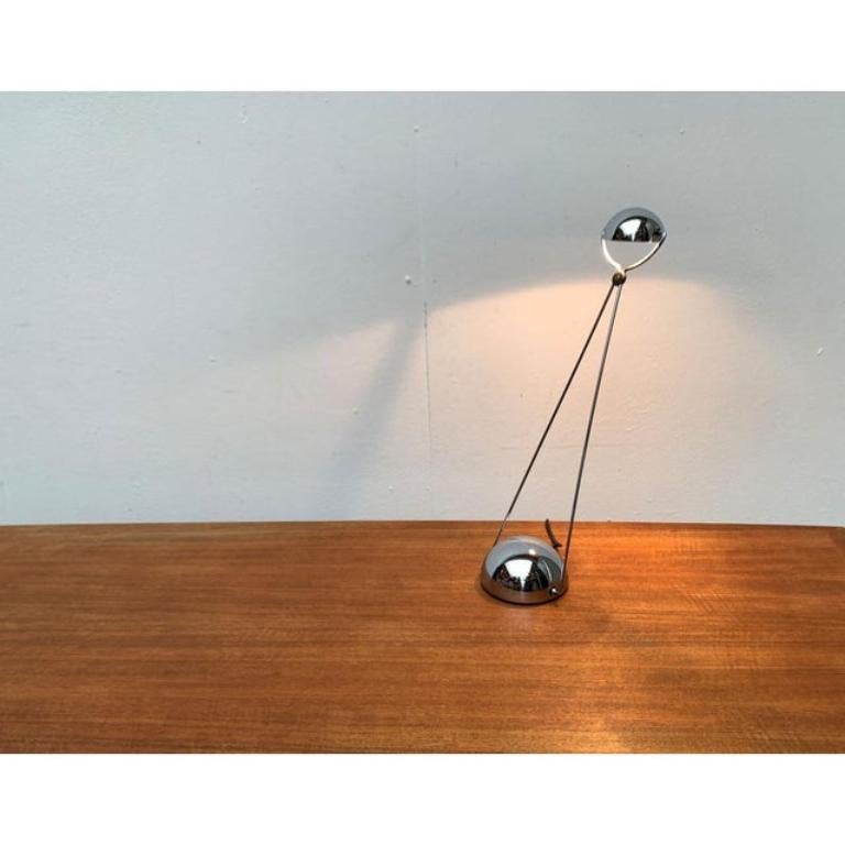 Vintage Italian Postmodern Meridiana Chrome Table Lamp, Años 80 Metal en venta