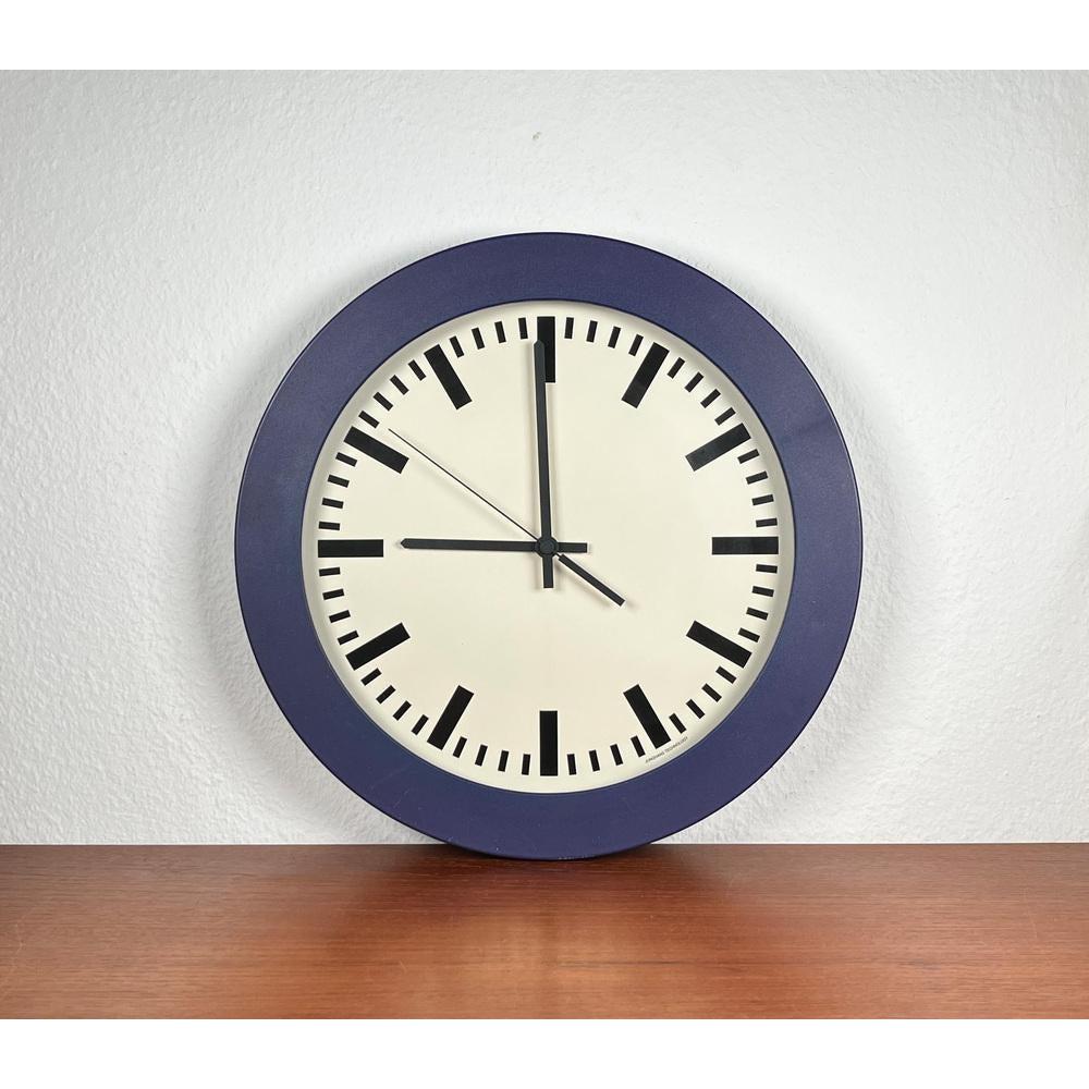 Horloge murale postmoderne italienne vintage de Junghans, années 1980, en très bon état. Conçue de 1980 à 1989 Cette pièce porte une marque d'attribution.

Informations complémentaires :
MATERIAL Plastique
Couleur : Noir
Styles : Postmoderne
Pays