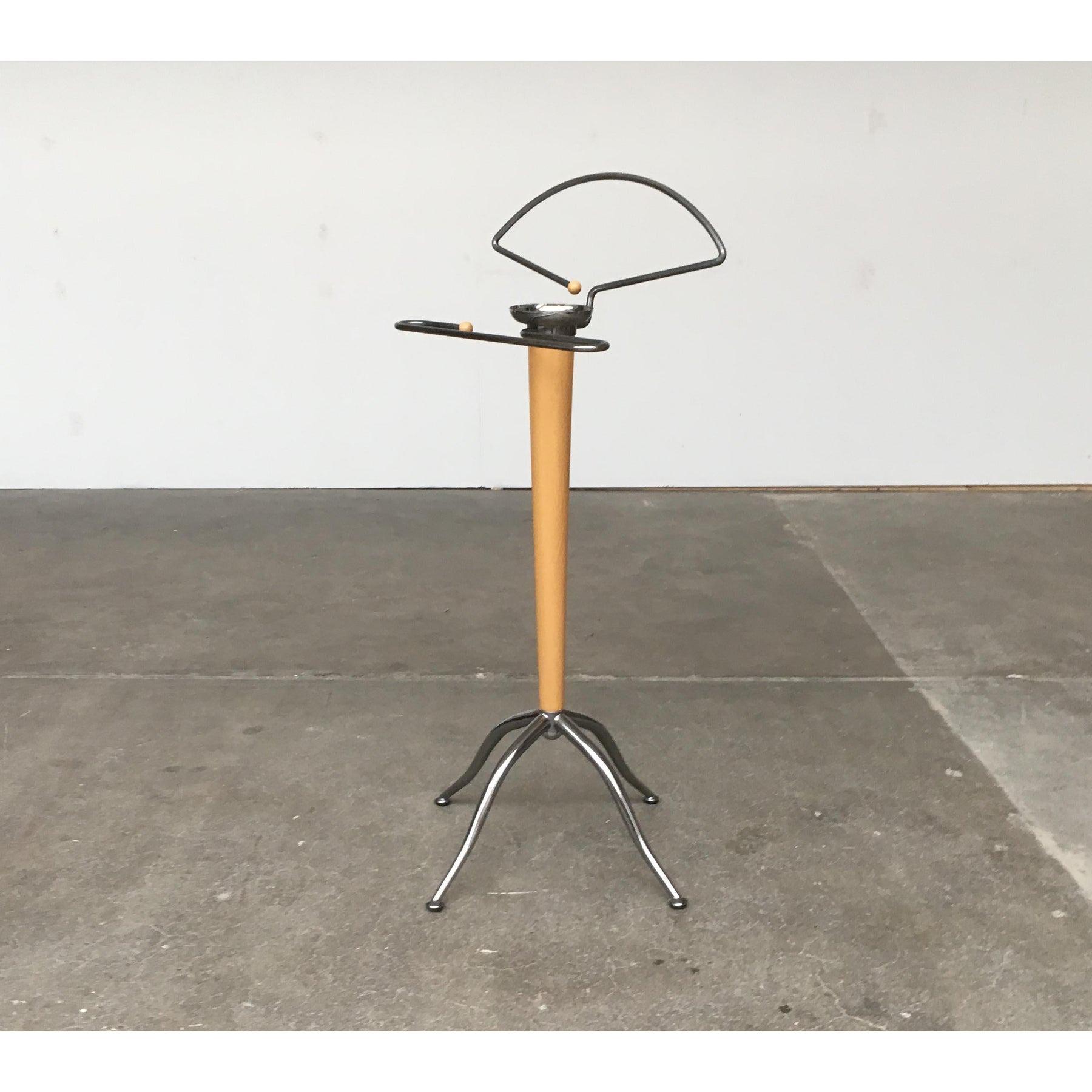 Un pezzo pratico in un linguaggio di design e materialità postmoderna. Si adatta molto bene al bagno (ad esempio come porta asciugamani) o alla camera da letto.
Le parti metalliche sono per lo più cromate e in parte decorate. In contrasto con questo