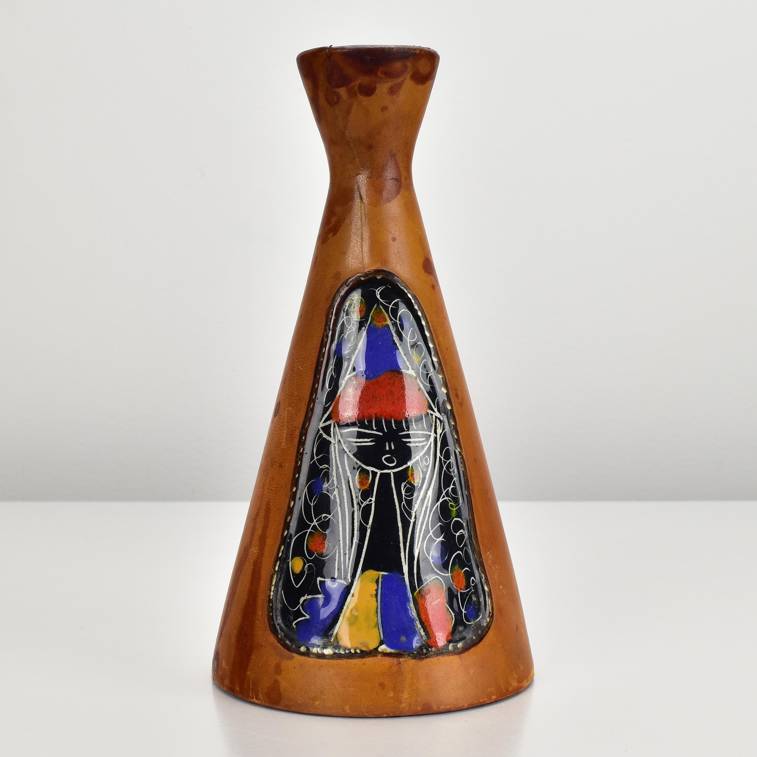 Vaso in ceramica di Marcello Fantoni a forma di diabolo e avvolto in pelle di capra, raffigurante l'immagine astratta di una ragazza.
