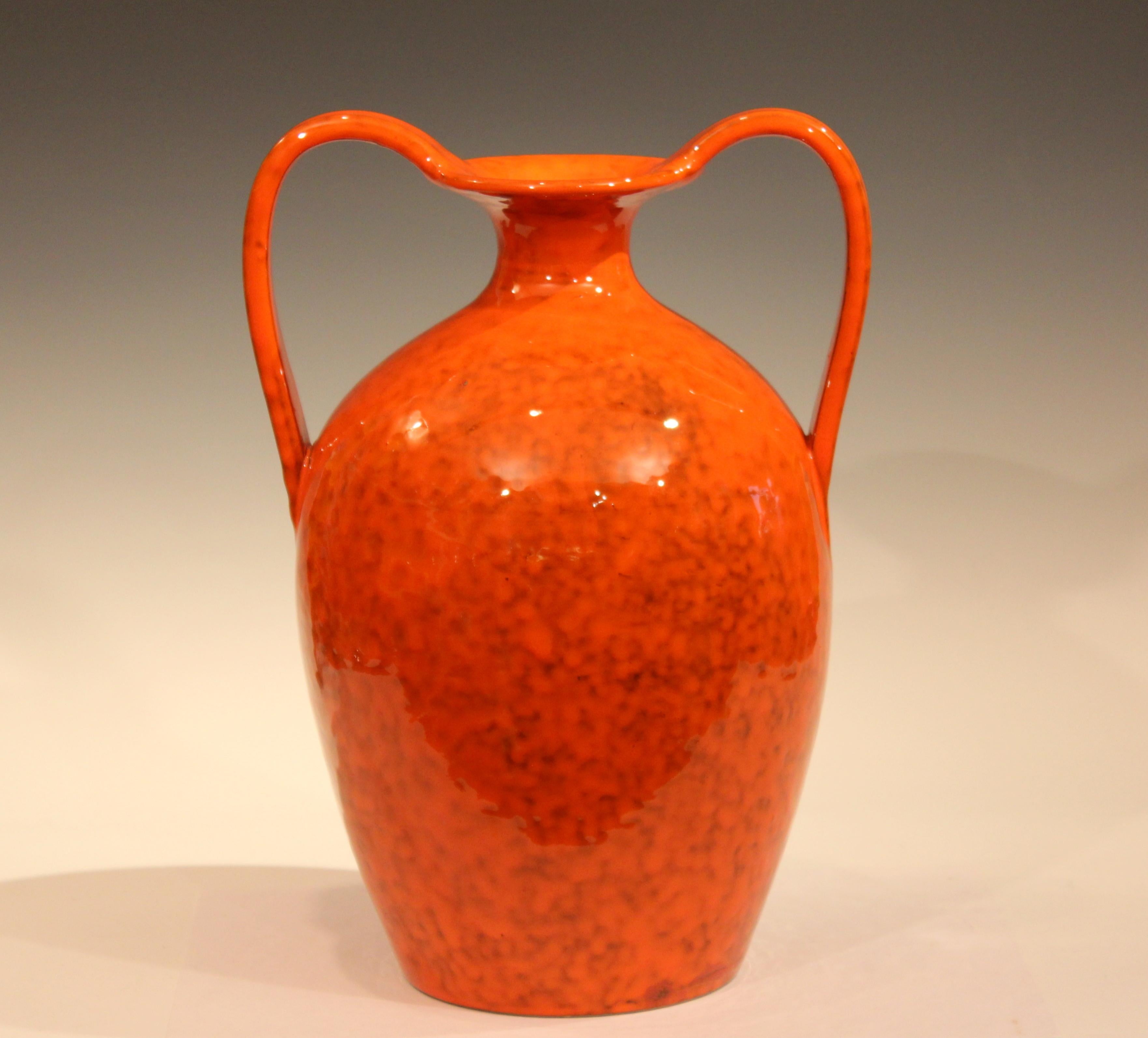 Big 1960s hand-turned Italian pottery vase in classical form with electric mottled orange glaze for Rosenthal-Netter. Attributed to Italica Ars. With original Rosenthal-Netter label. Measures: 15