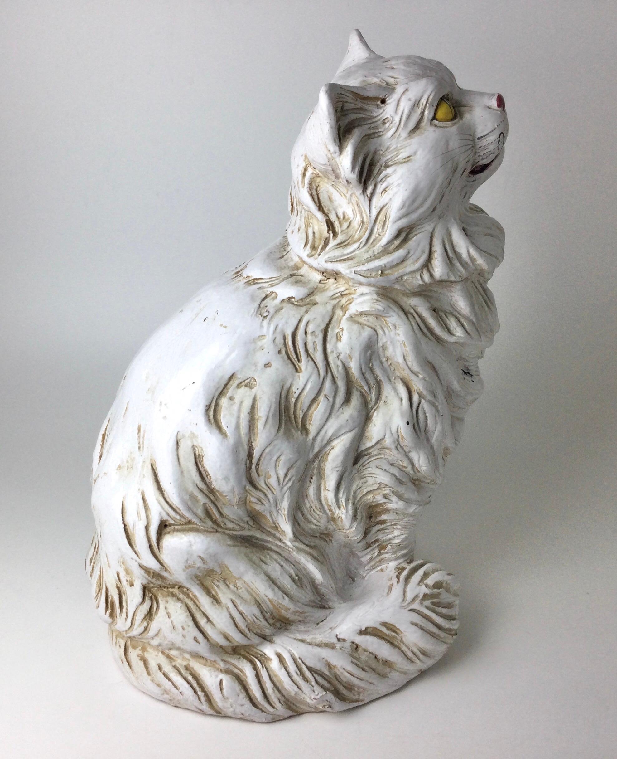 Scultura vintage in ceramica italiana con figura di gatto bianco di grandi dimensioni, alta 19 pollici. Marcato sul fondo. Usura dovuta all'età.